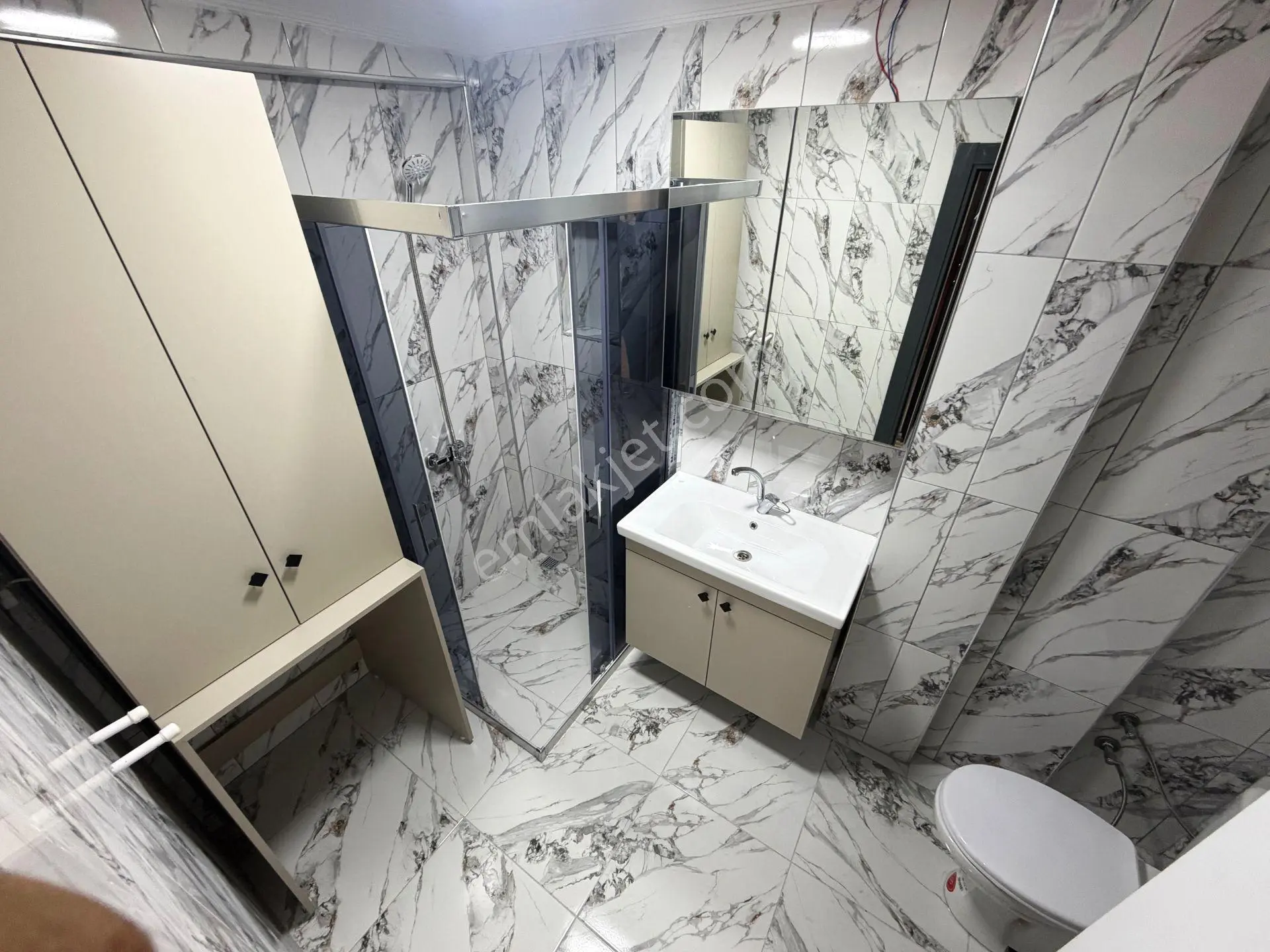 Aktif'ten Altınoluk'ta Satılık Giyinme Odalı Harika Tasarımlı Denize 500mt 2+1 Daire — fotoğraf 12