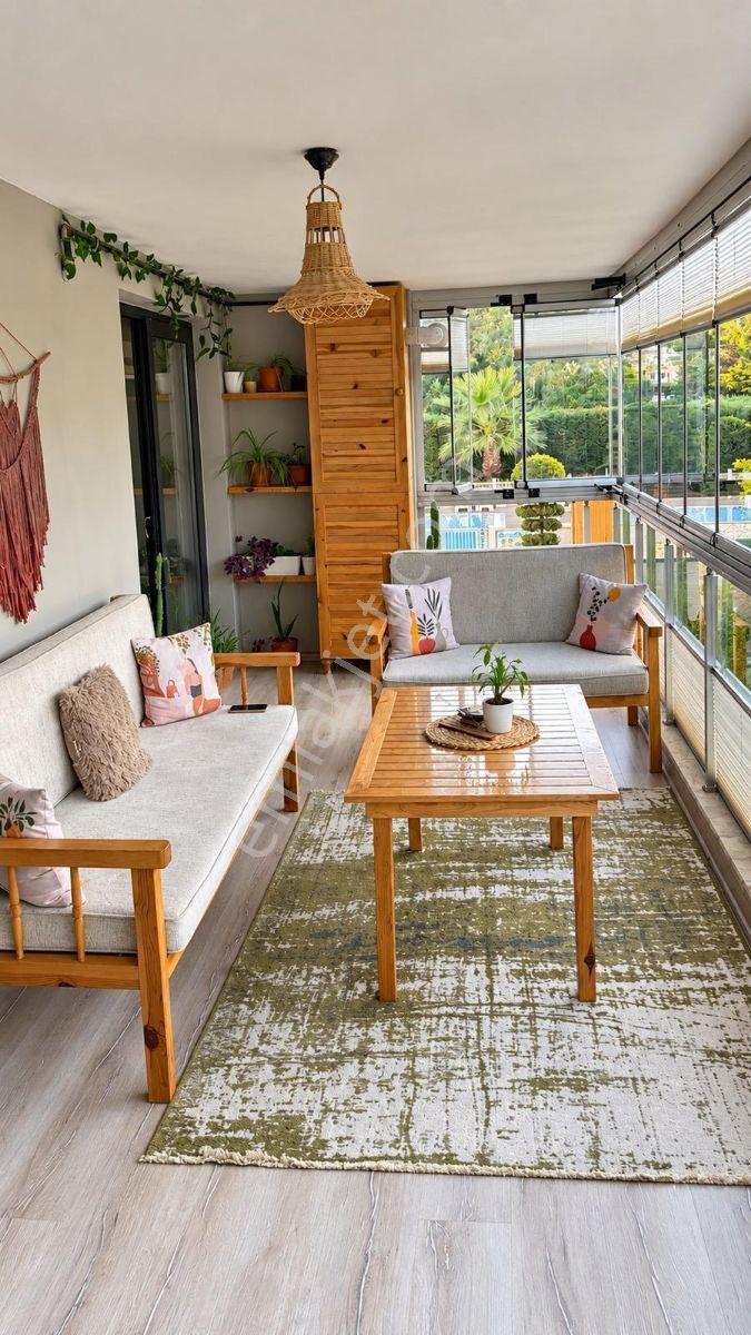 Ataşehir Sitesi'Nde Havuz Cephesinde 3+1 Lüx Daire