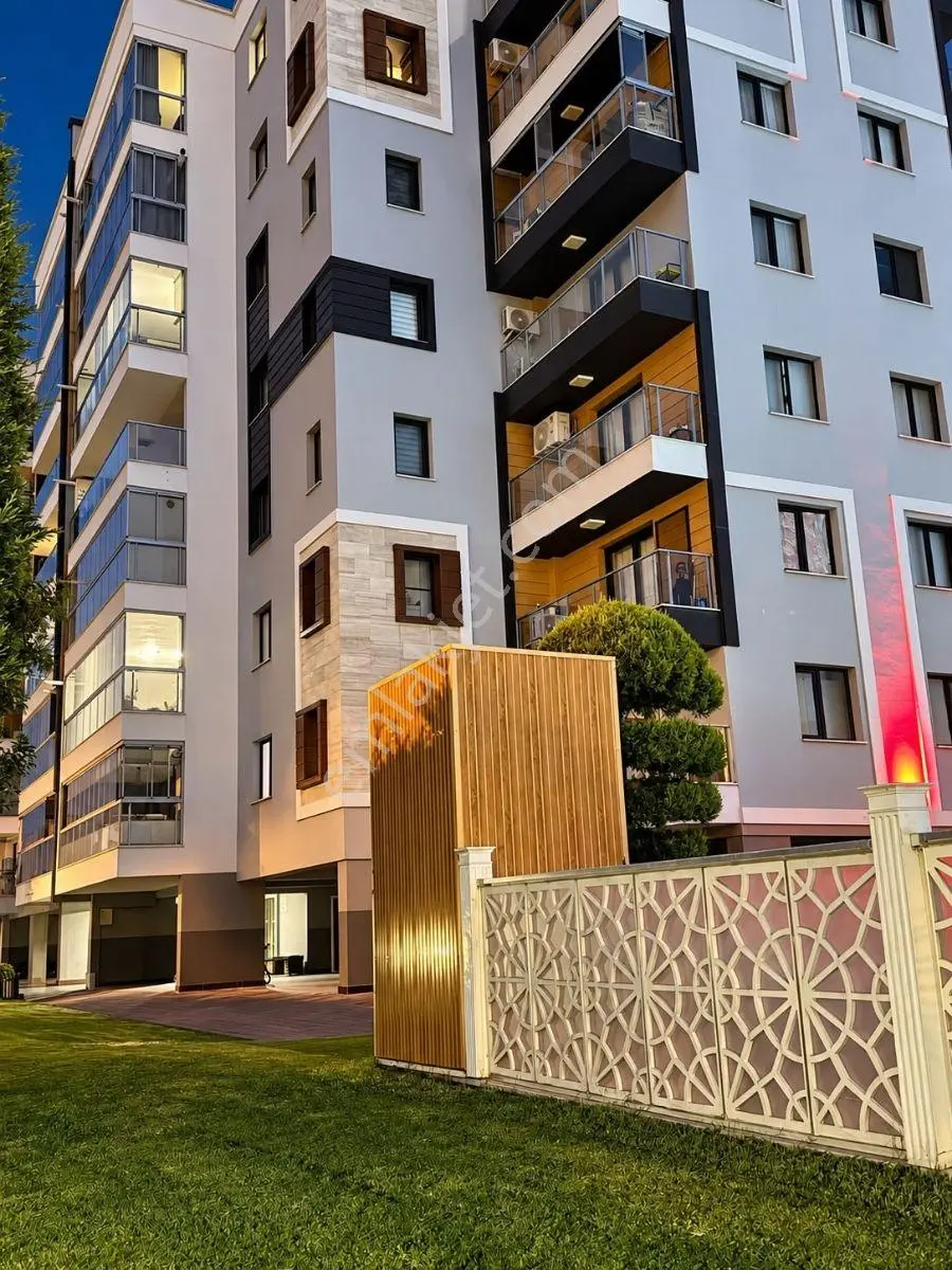 Ataşehir Sitesi'nde Havuz Cephesinde 3+1 Lüx Daire — fotoğraf 2
