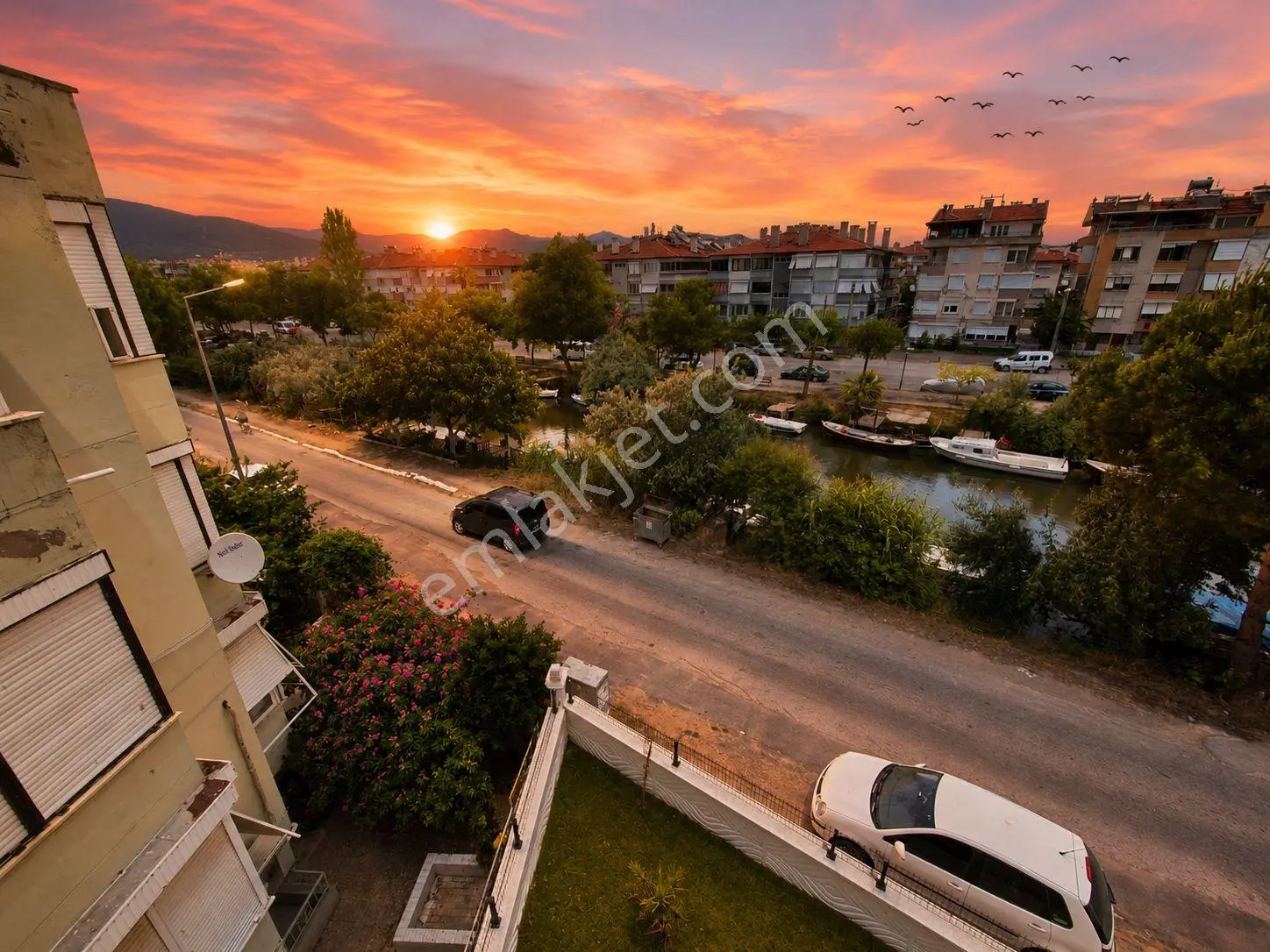 Yetkisi Aktif'ten Manzarasıyla Büyüleyen Denize 100mt Çift Mutfaklı Lüx 4+2duble...