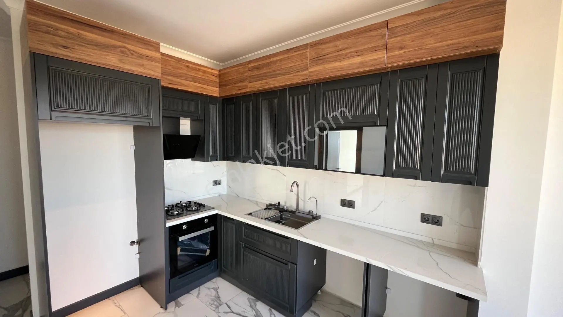 Ortamahallede Denize 150m Sıfır 2+1 Daire (teklife Açık) — fotoğraf 9