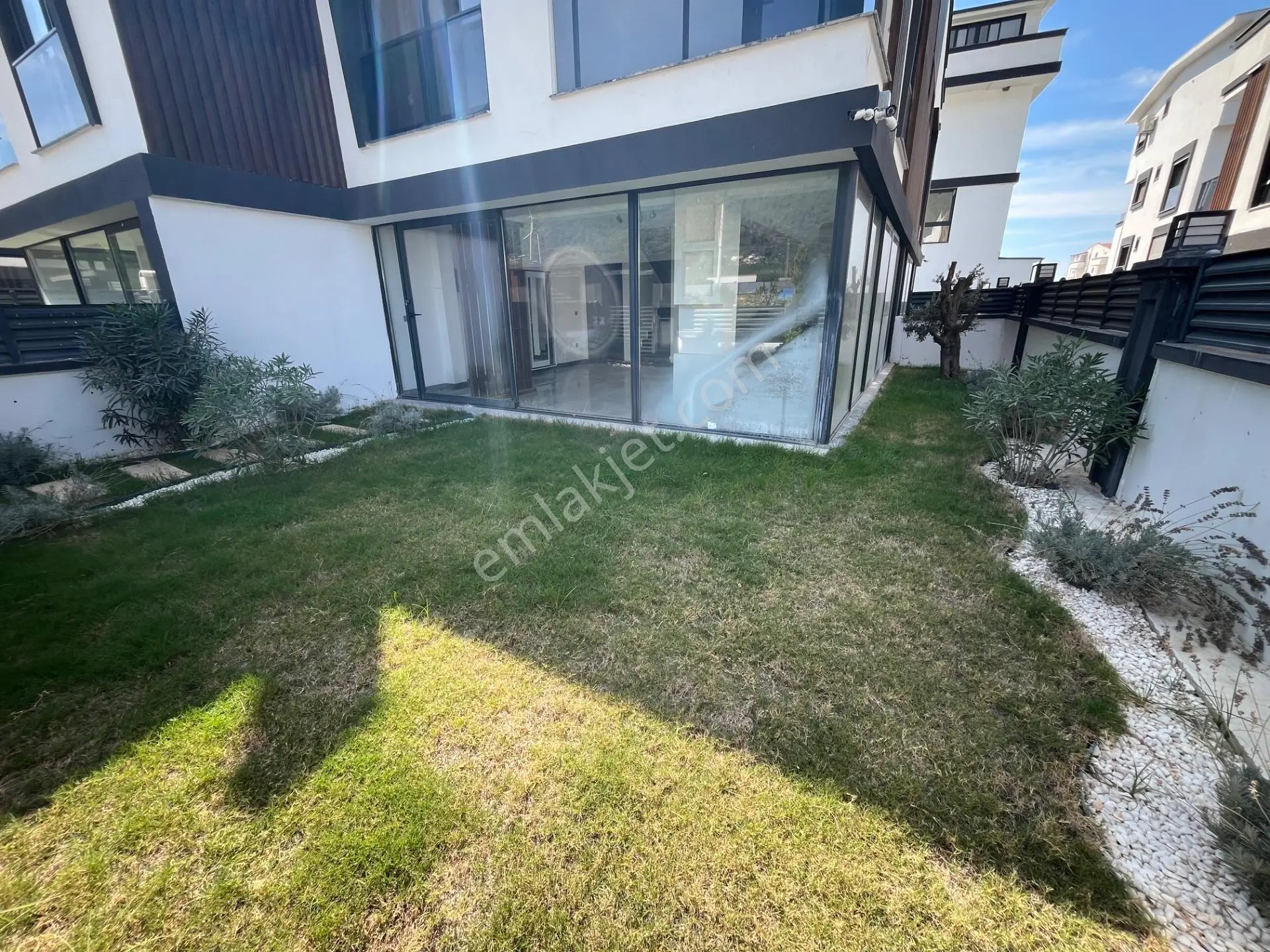 Ortamahallede Geniş Bahçeli Köşe Villa (teklife Açık) — fotoğraf 2
