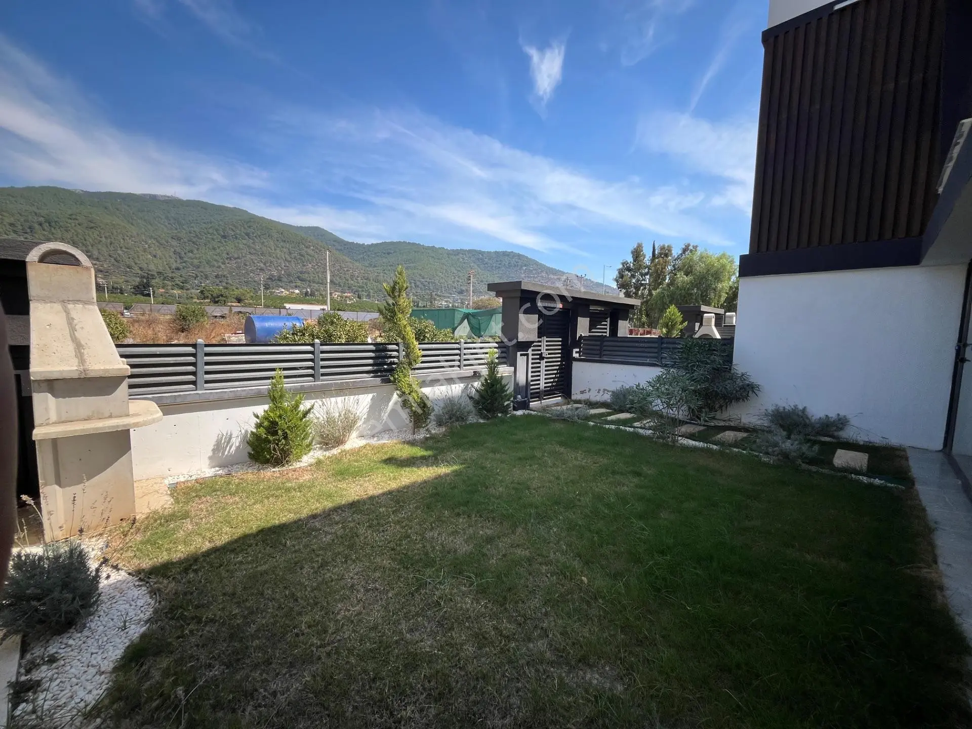 Ortamahallede Geniş Bahçeli Köşe Villa (teklife Açık) — fotoğraf 3