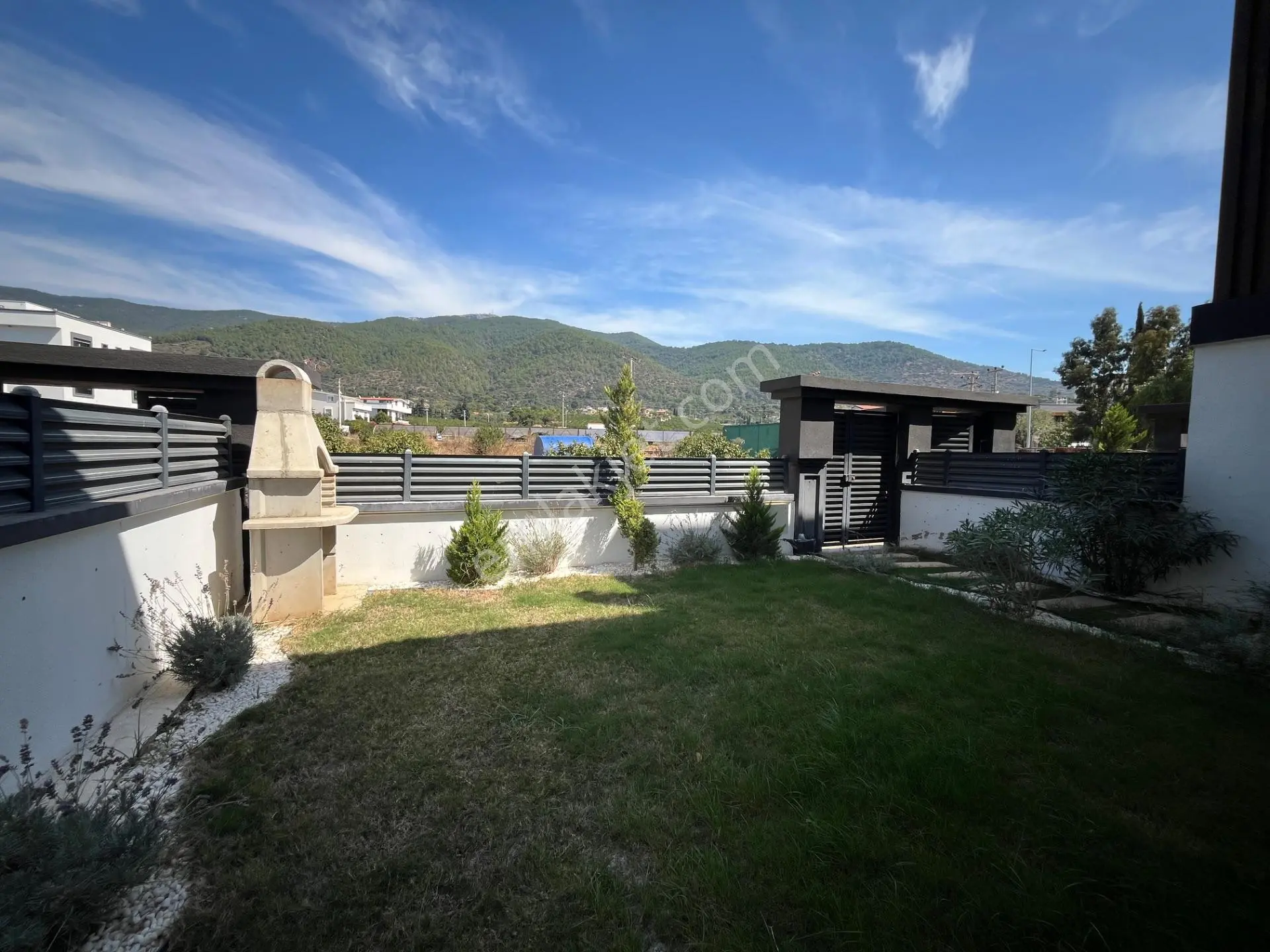 Ortamahallede Geniş Bahçeli Köşe Villa (teklife Açık) — fotoğraf 4