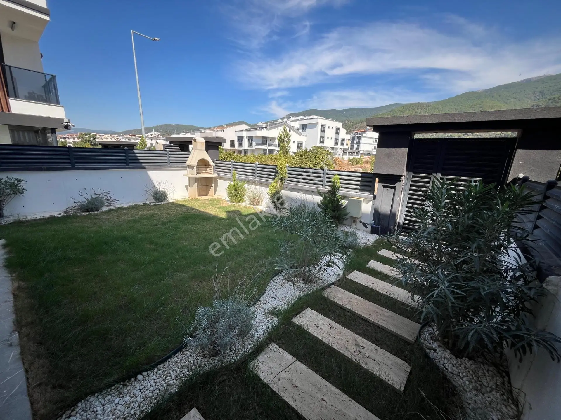 Ortamahallede Geniş Bahçeli Köşe Villa (teklife Açık) — fotoğraf 5
