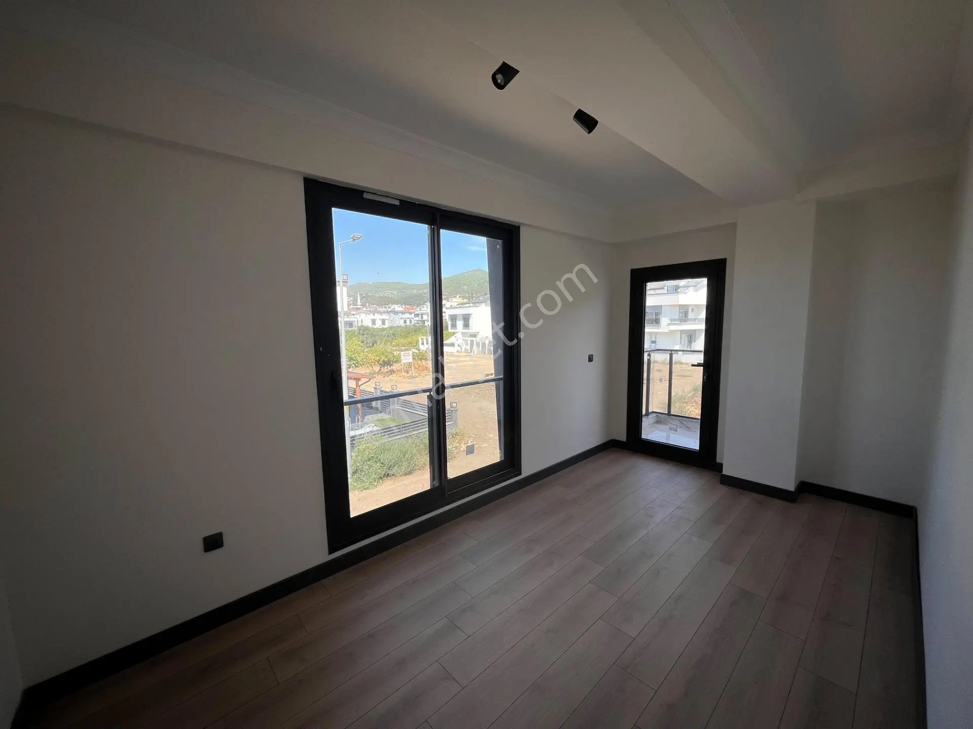 Ortamahallede Geniş Bahçeli Köşe Villa (teklife Açık) — fotoğraf 7