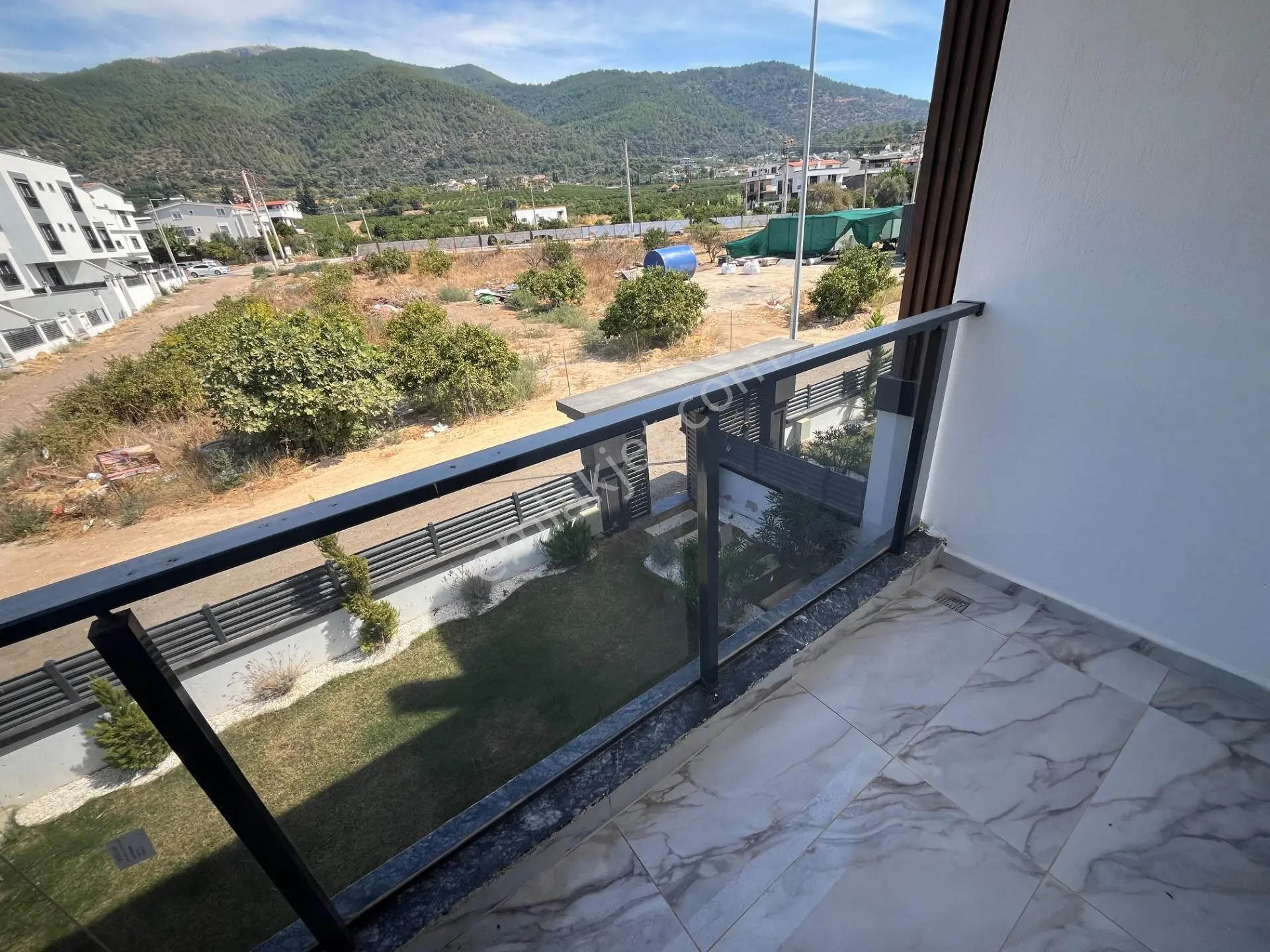 Ortamahallede Geniş Bahçeli Köşe Villa (teklife Açık) — fotoğraf 8