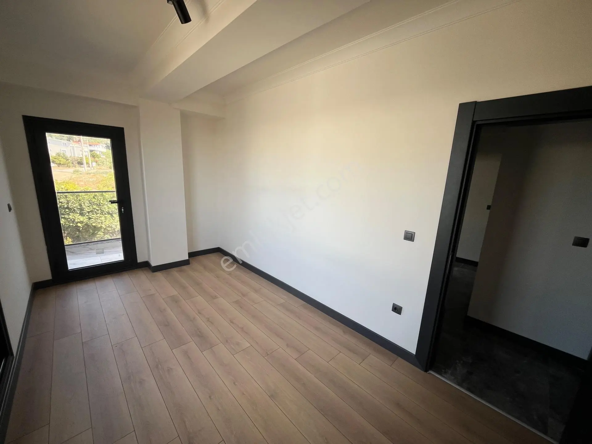 Ortamahallede Geniş Bahçeli Köşe Villa (teklife Açık) — fotoğraf 9