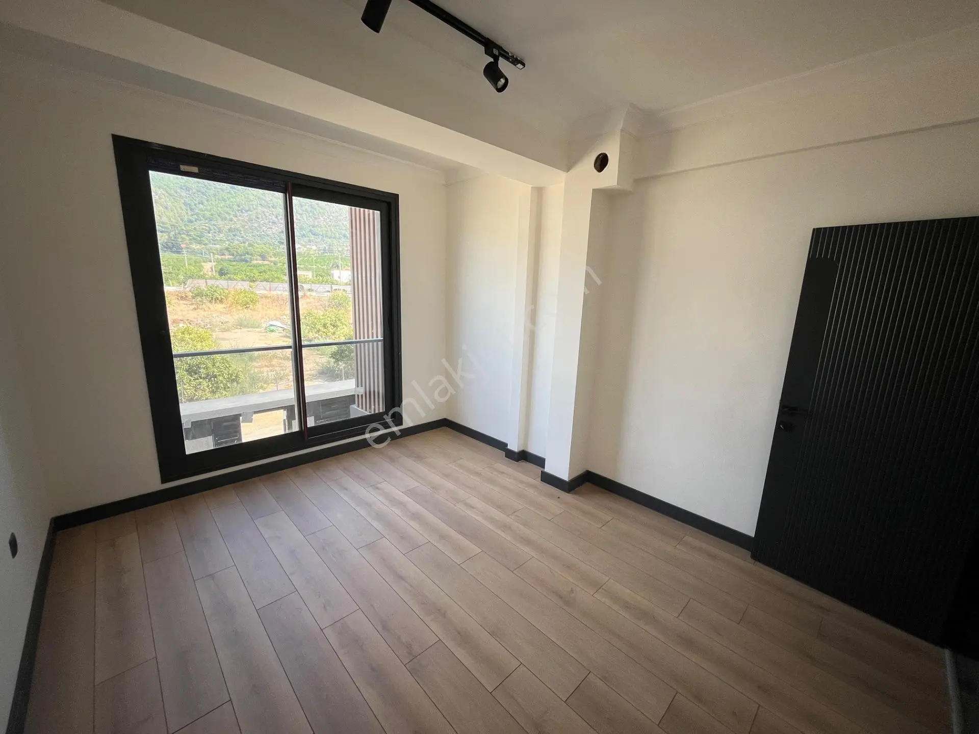 Ortamahallede Geniş Bahçeli Köşe Villa (teklife Açık) — fotoğraf 11