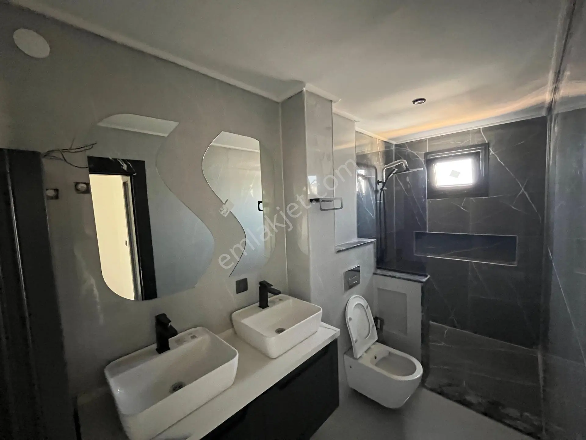 Ortamahallede Geniş Bahçeli Köşe Villa (teklife Açık) — fotoğraf 12