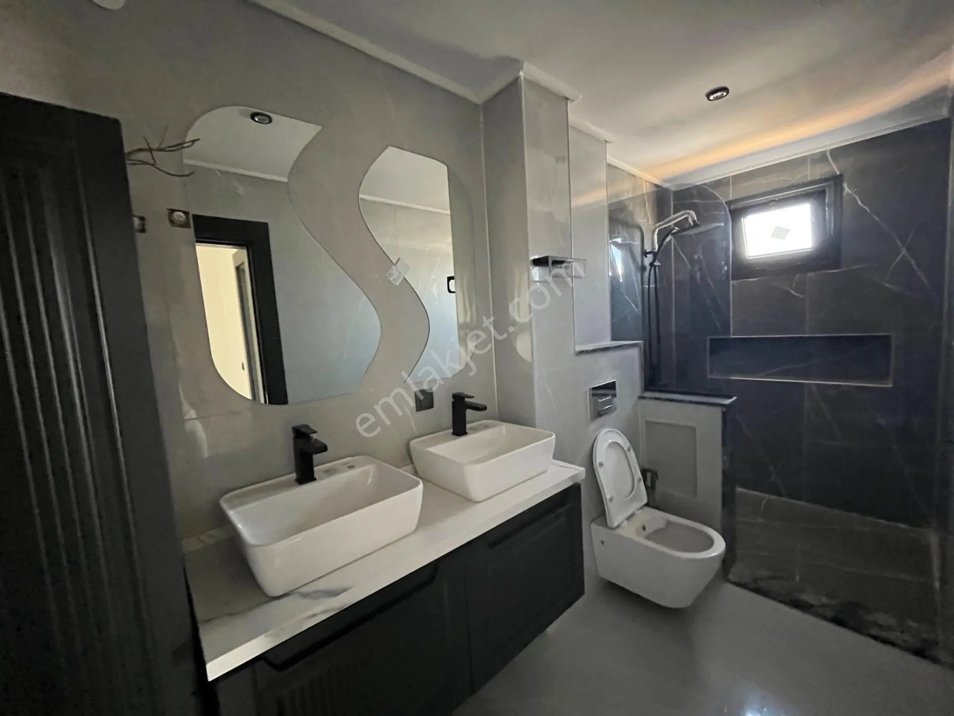Ortamahallede Geniş Bahçeli Köşe Villa (teklife Açık) — fotoğraf 13