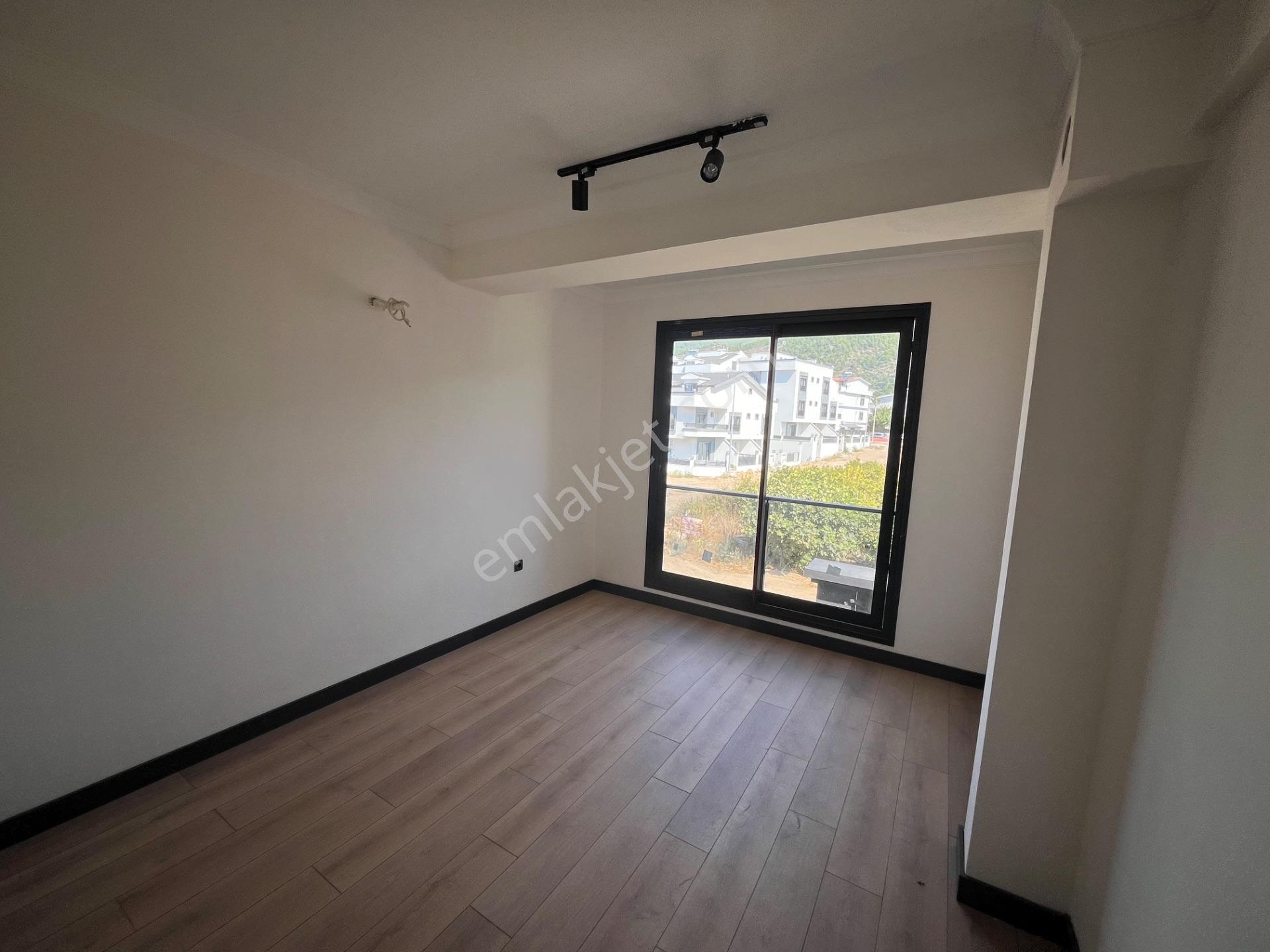 Ortamahallede Geniş Bahçeli Köşe Villa (teklife Açık) — fotoğraf 16