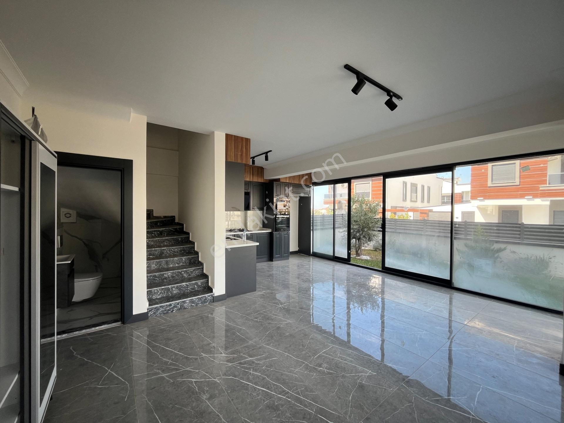Ortamahallede Geniş Bahçeli Köşe Villa (teklife Açık) — fotoğraf 19