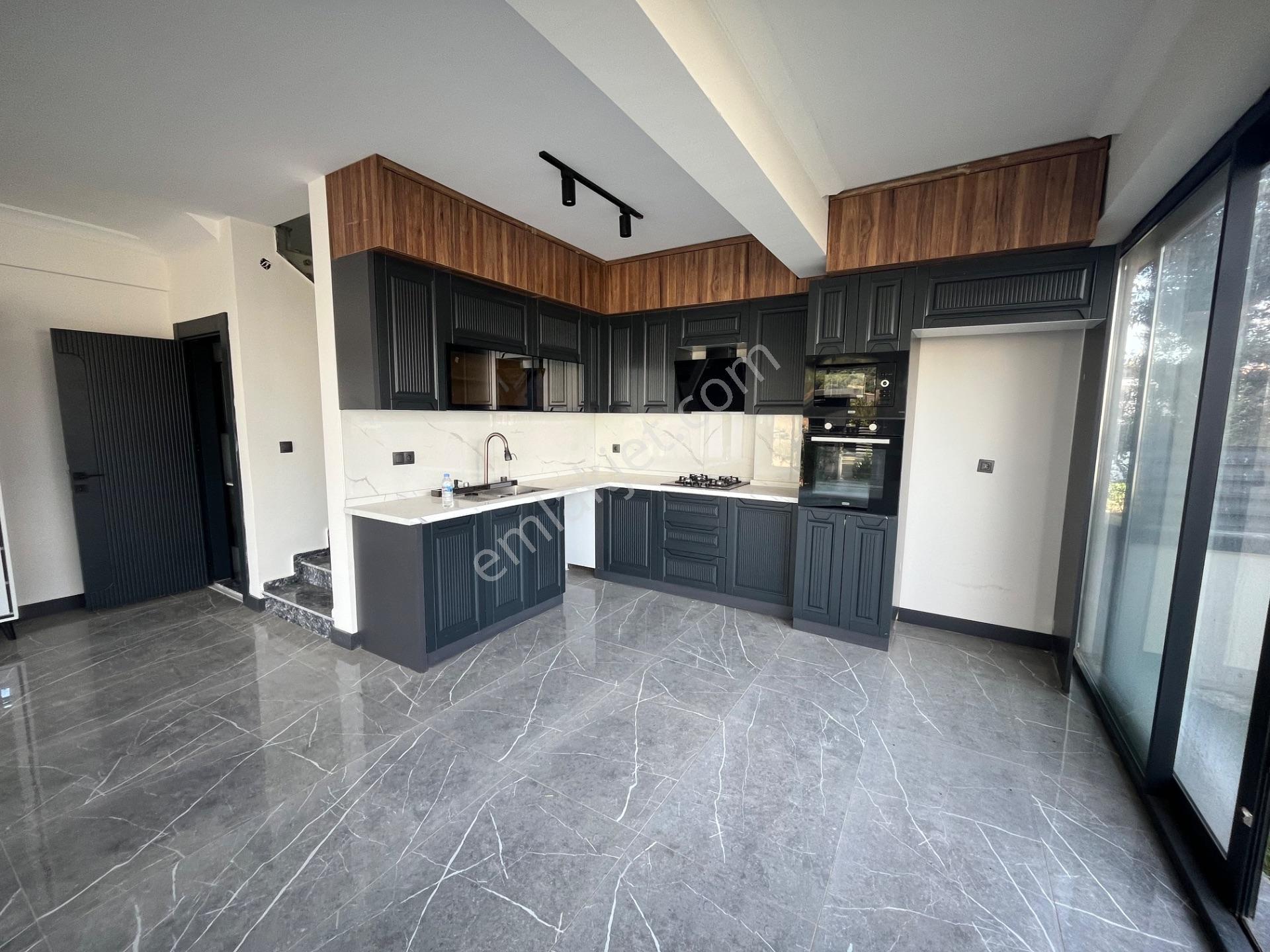 Ortamahallede Geniş Bahçeli Köşe Villa (teklife Açık) — fotoğraf 21