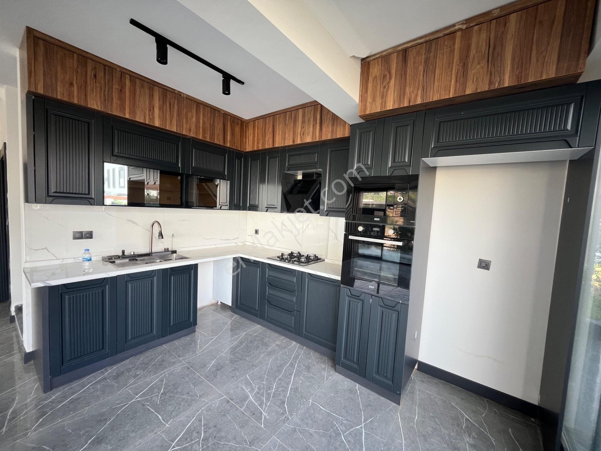 Ortamahallede Geniş Bahçeli Köşe Villa (teklife Açık) — fotoğraf 24
