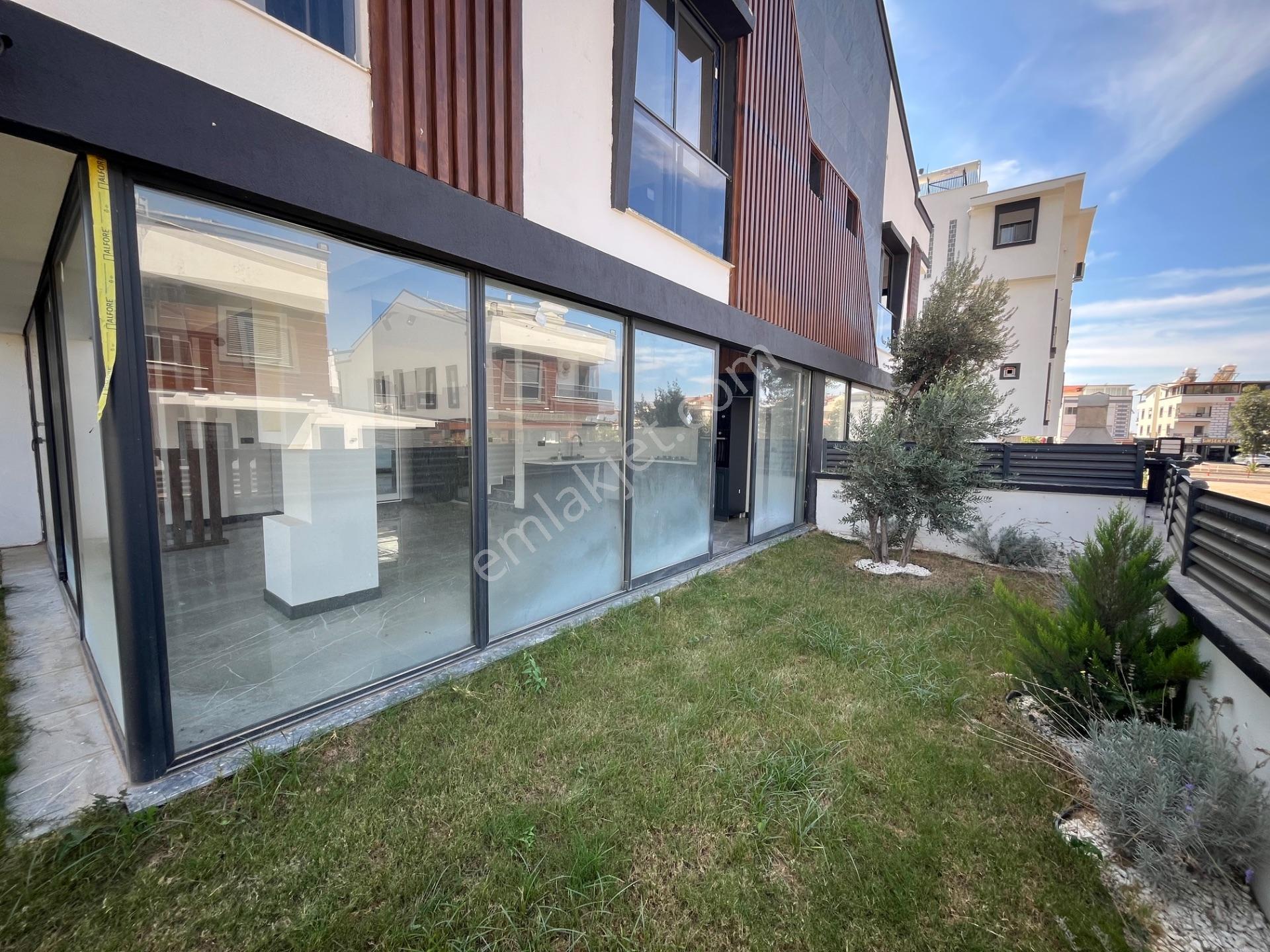 Ortamahallede Geniş Bahçeli Köşe Villa (teklife Açık) — fotoğraf 25