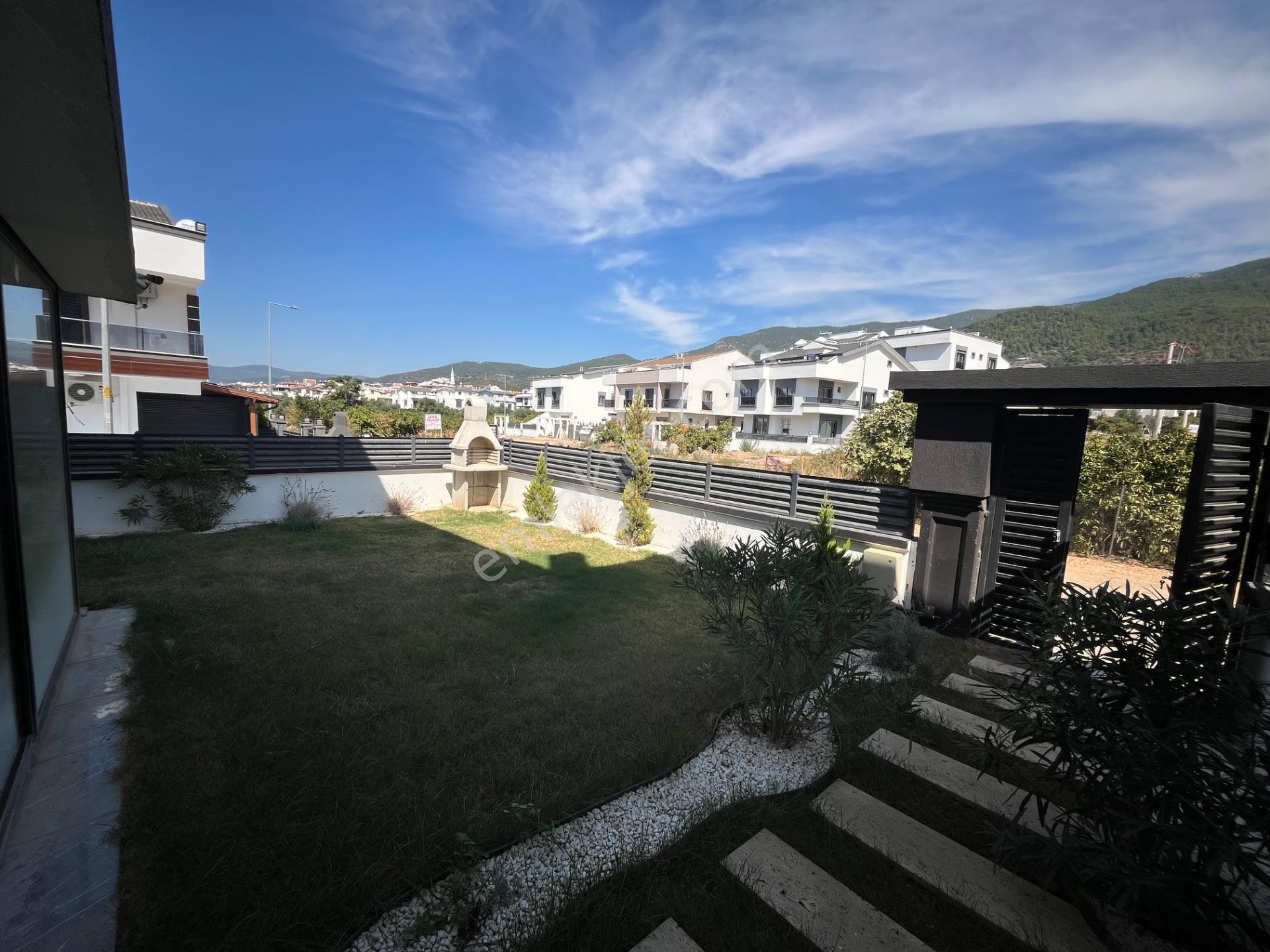 Ortamahallede Geniş Bahçeli Köşe Villa (teklife Açık) — fotoğraf 26