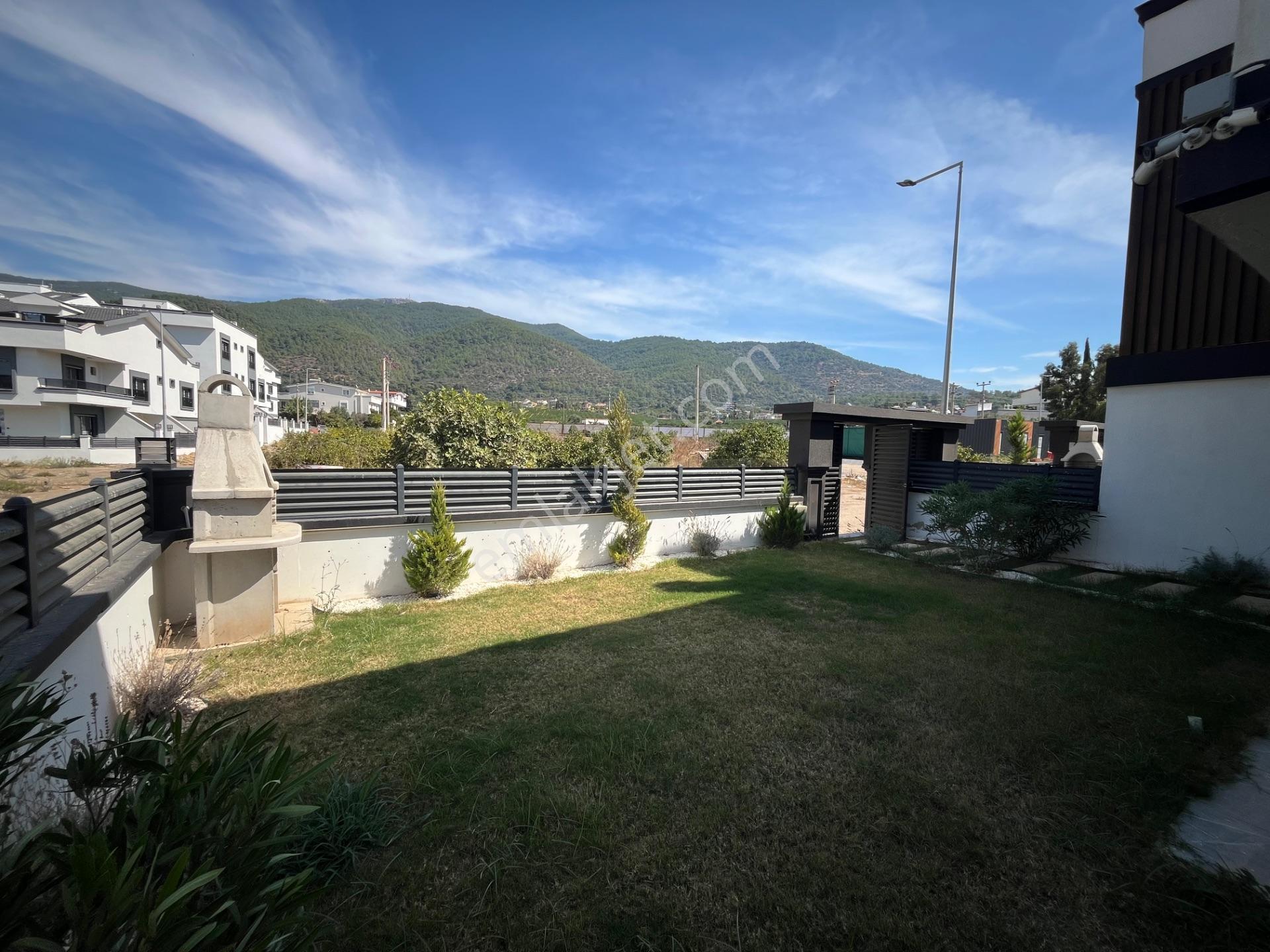 Ortamahallede Geniş Bahçeli Köşe Villa (teklife Açık) — fotoğraf 27