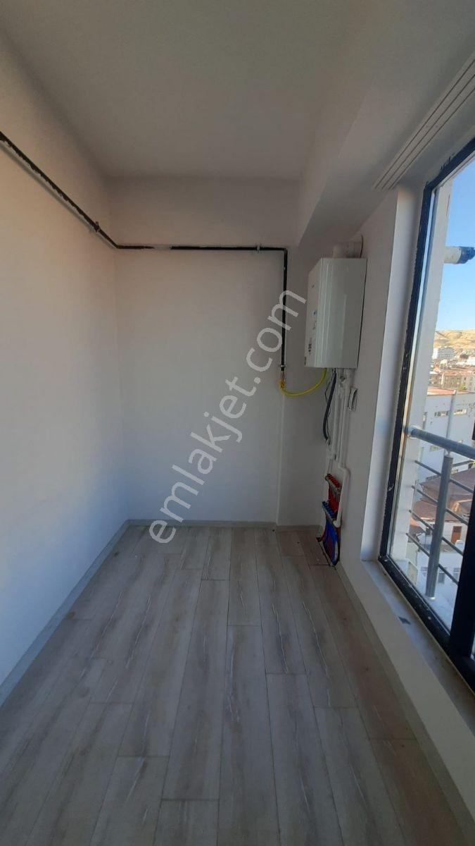 Yaya Trafiğinin Yoğun Olduğu Çarşı Merkezinde Satılık 2+1 Ofis — fotoğraf 7