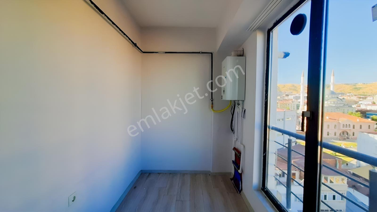 Yaya Trafiğinin Yoğun Olduğu Çarşı Merkezinde Satılık 2+1 Ofis — fotoğraf 9