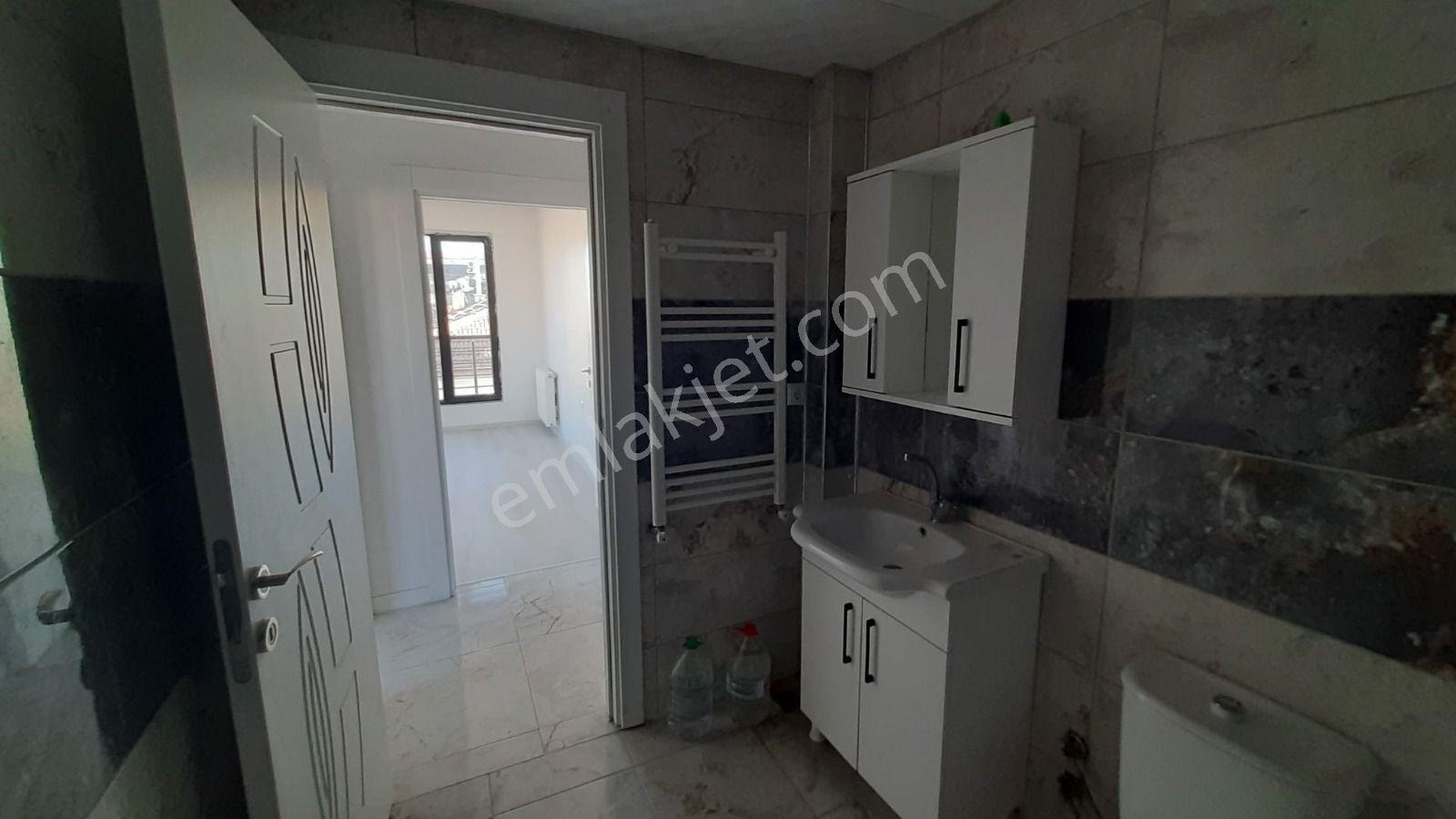 Yaya Trafiğinin Yoğun Olduğu Çarşı Merkezinde Satılık 2+1 Ofis — fotoğraf 16