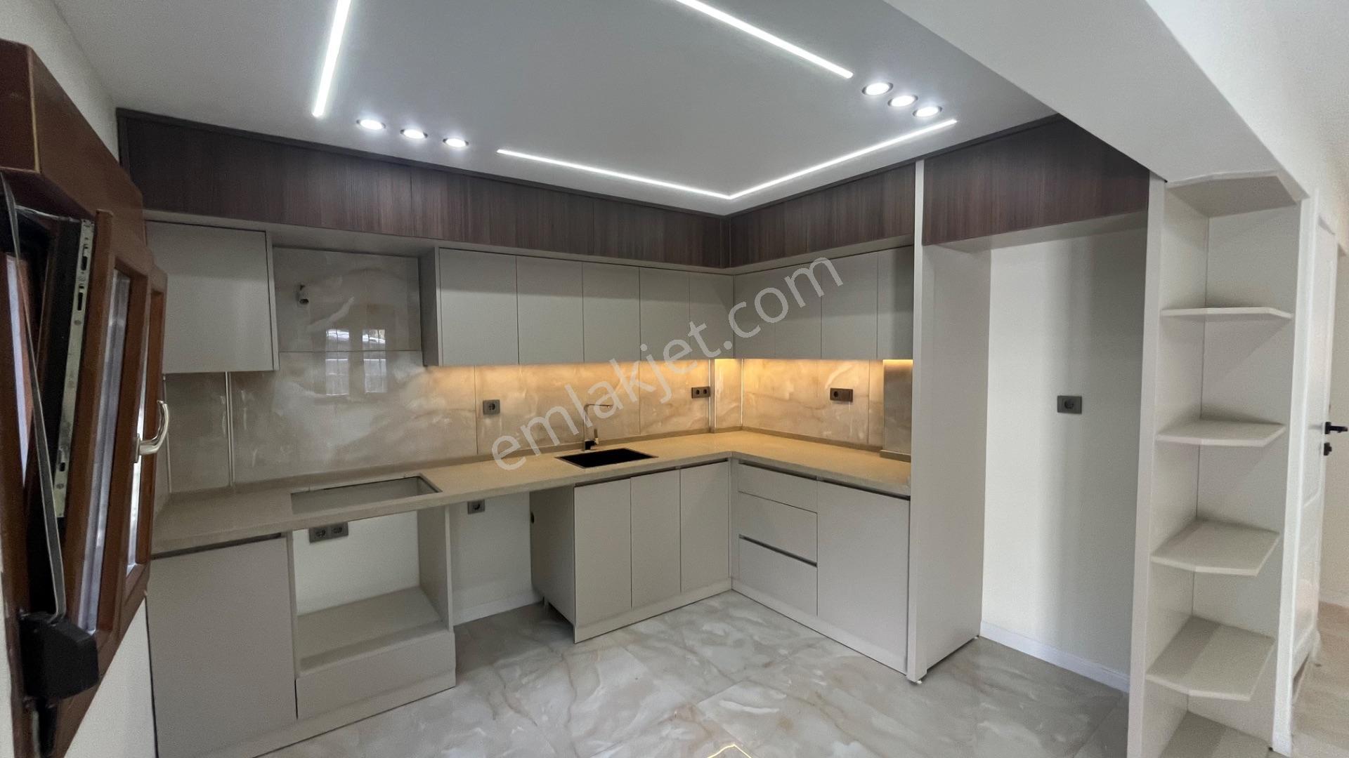 Ortamahallede Köşe Geniş Bahçeli Lüks Villa (Teklife Açık)