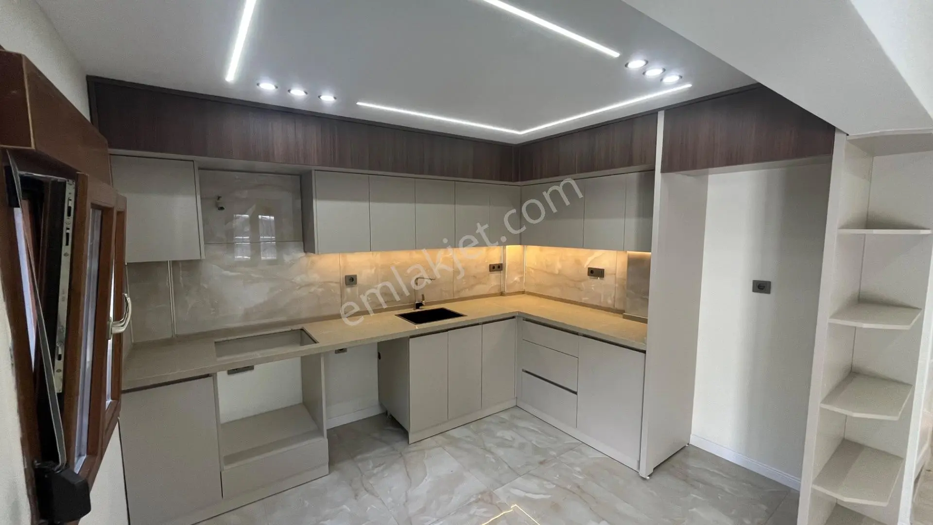 Ortamahallede Köşe Geniş Bahçeli Lüks Villa (teklife Açık) — fotoğraf 2
