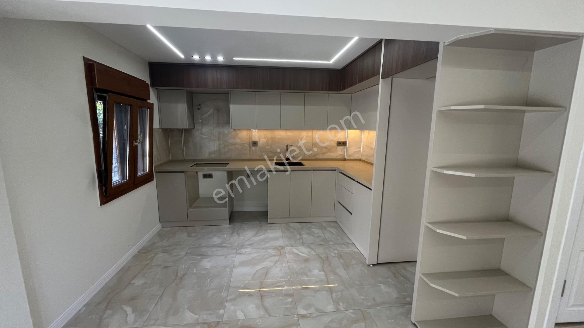 Ortamahallede Köşe Geniş Bahçeli Lüks Villa (teklife Açık) — fotoğraf 6