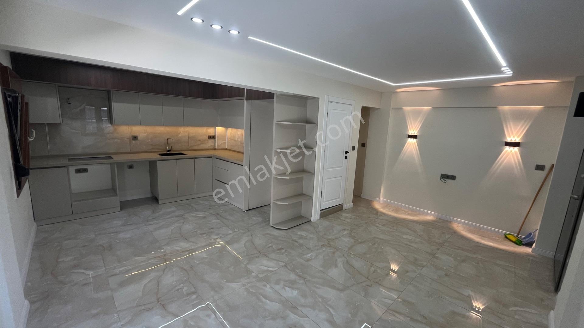 Ortamahallede Köşe Geniş Bahçeli Lüks Villa (teklife Açık) — fotoğraf 13