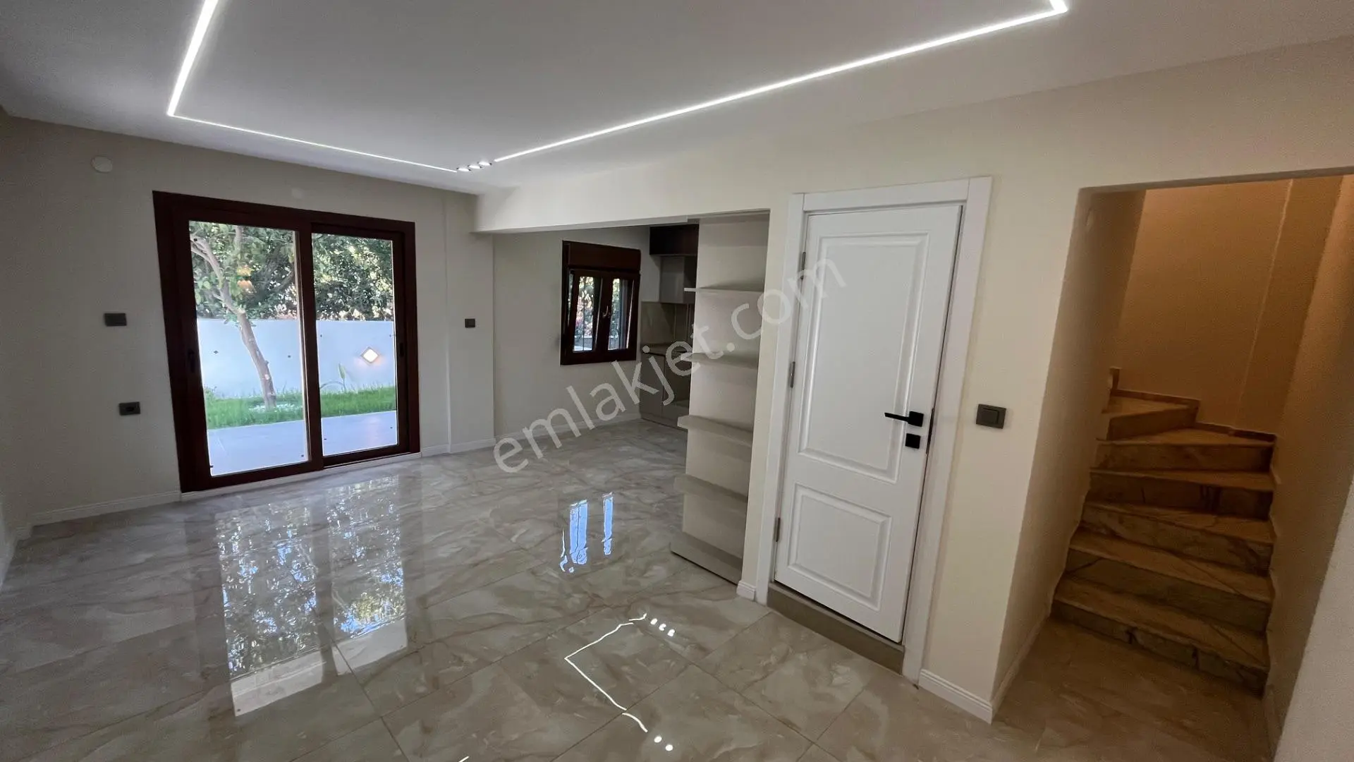 Ortamahallede Köşe Geniş Bahçeli Lüks Villa (teklife Açık) — fotoğraf 14