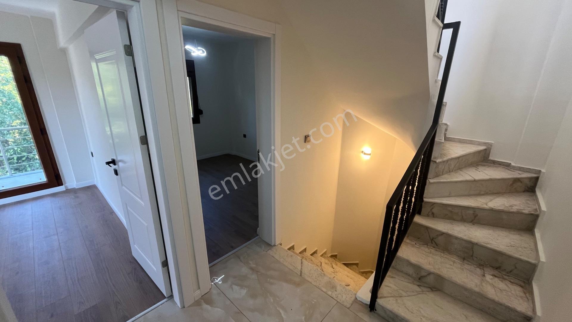 Ortamahallede Köşe Geniş Bahçeli Lüks Villa (teklife Açık) — fotoğraf 16