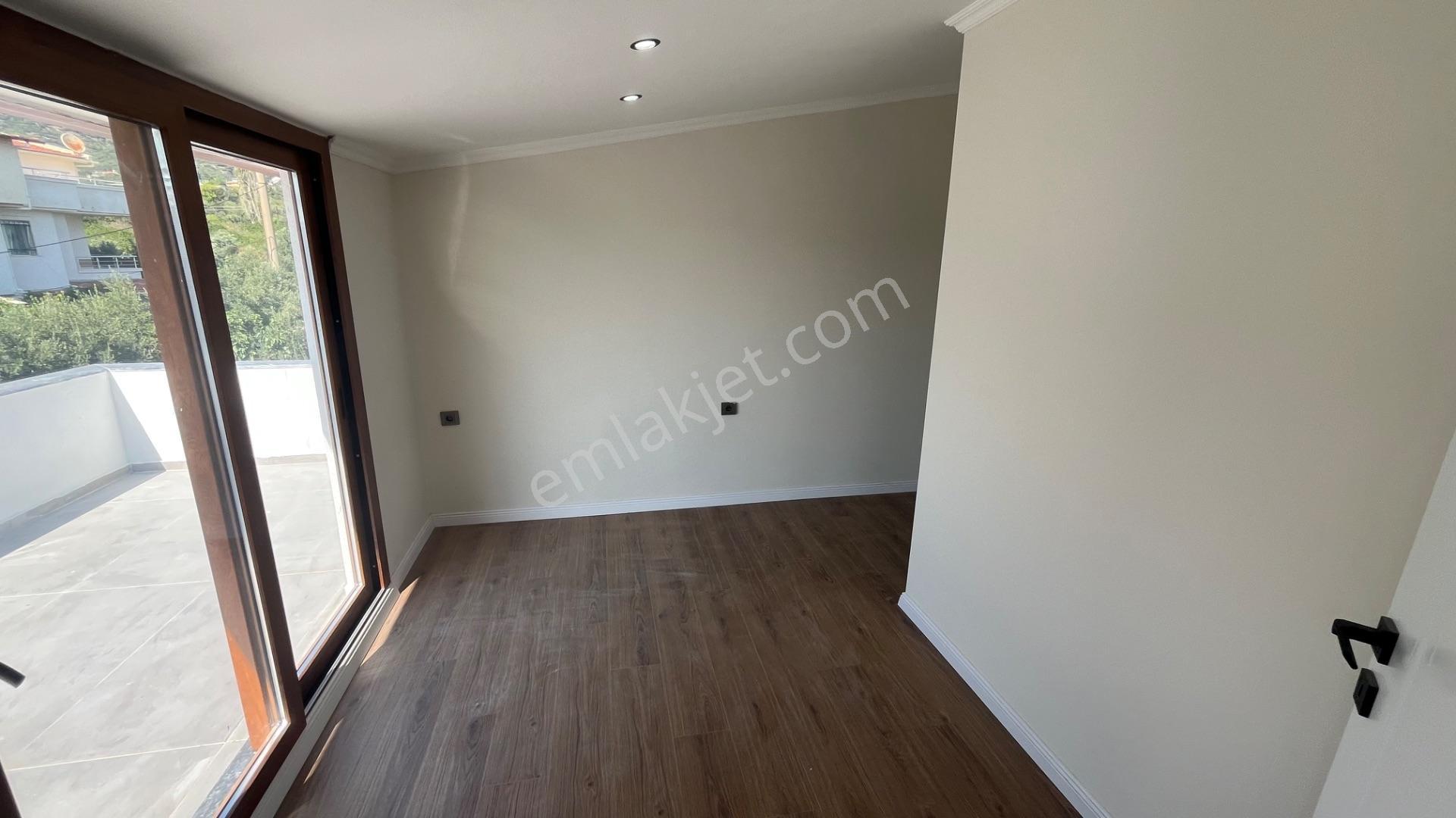 Ortamahallede Köşe Geniş Bahçeli Lüks Villa (teklife Açık) — fotoğraf 22