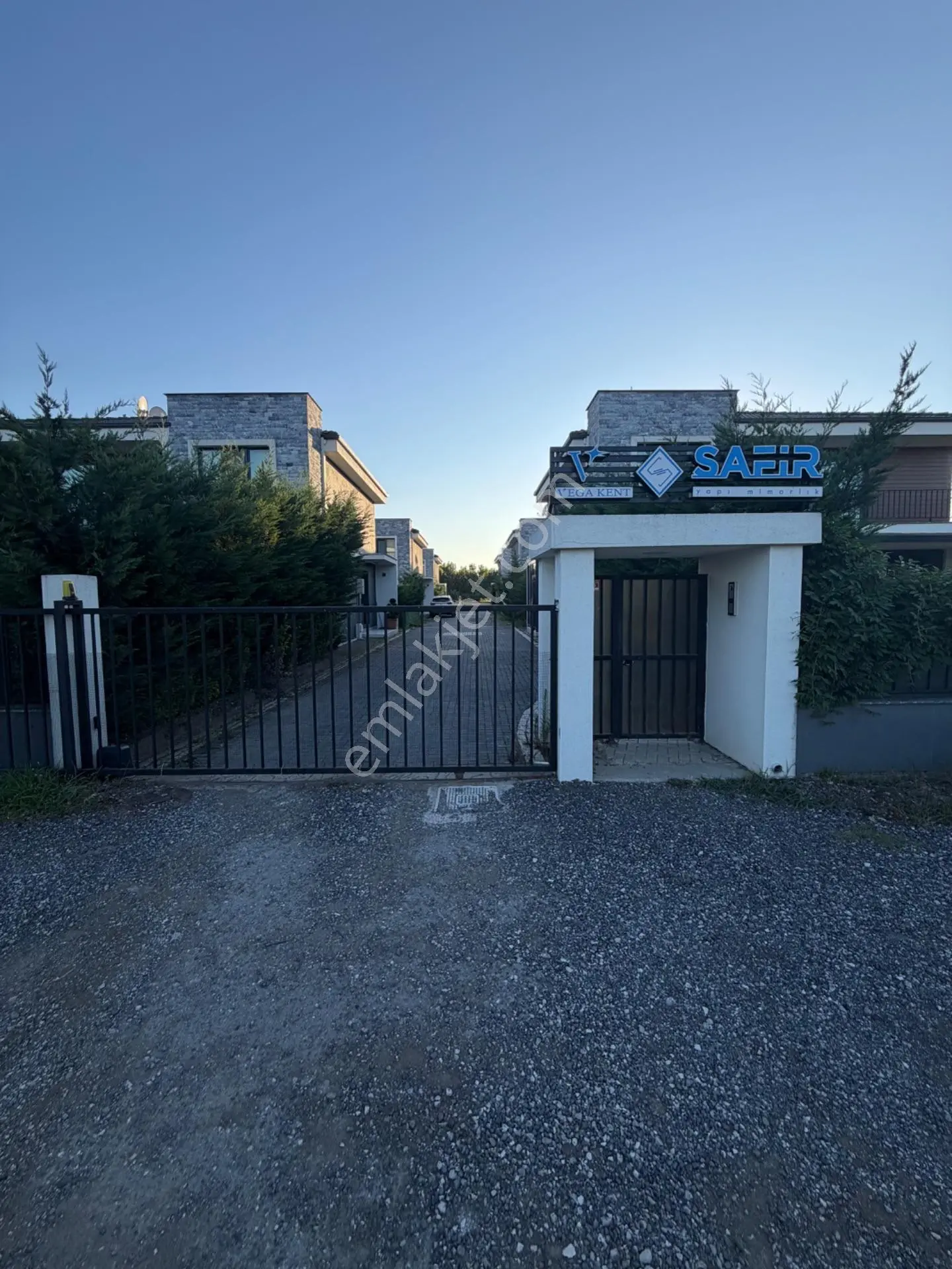 Müstakil Bahçeli-Site İçinde-Eşyalı Satılık Villa!