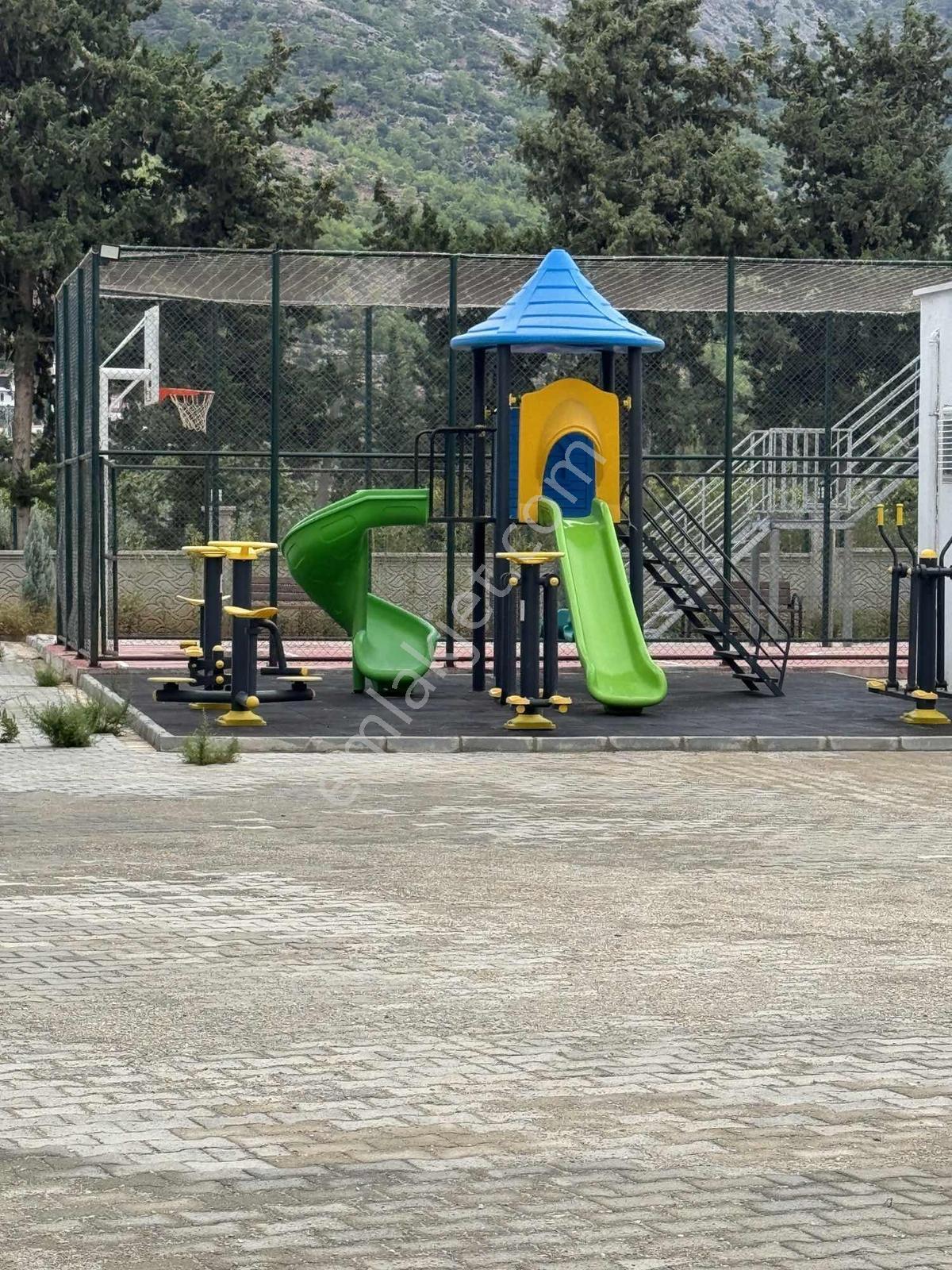 Yeşilovacık Aquaparklı Denize 100 M Site
