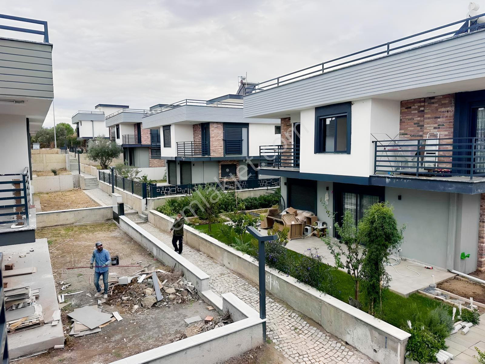Site İçinde Denize Yakın Harika Konumda Büyük Kullanışlı Villa — fotoğraf 3