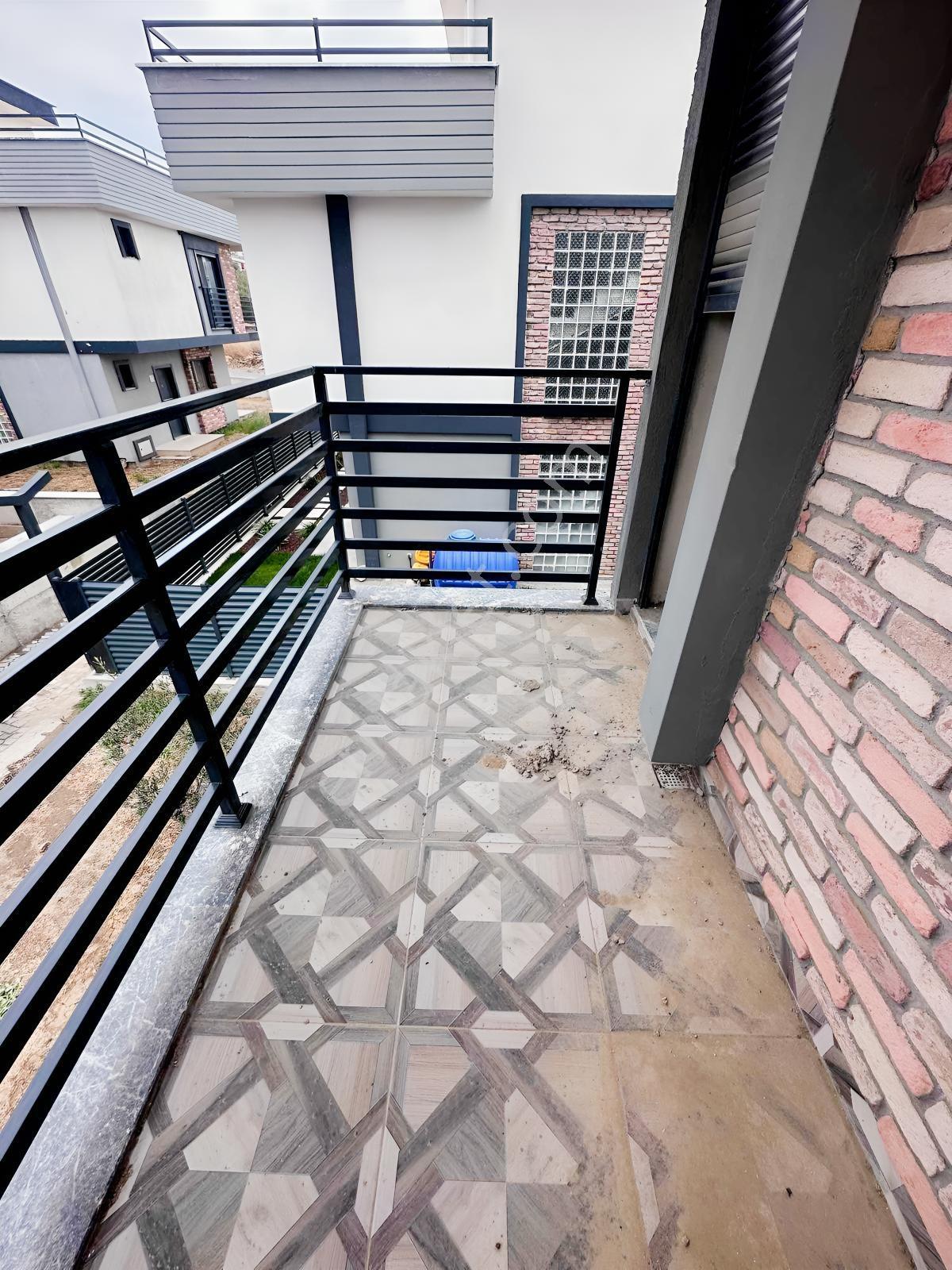 Site İçinde Denize Yakın Harika Konumda Büyük Kullanışlı Villa — fotoğraf 14