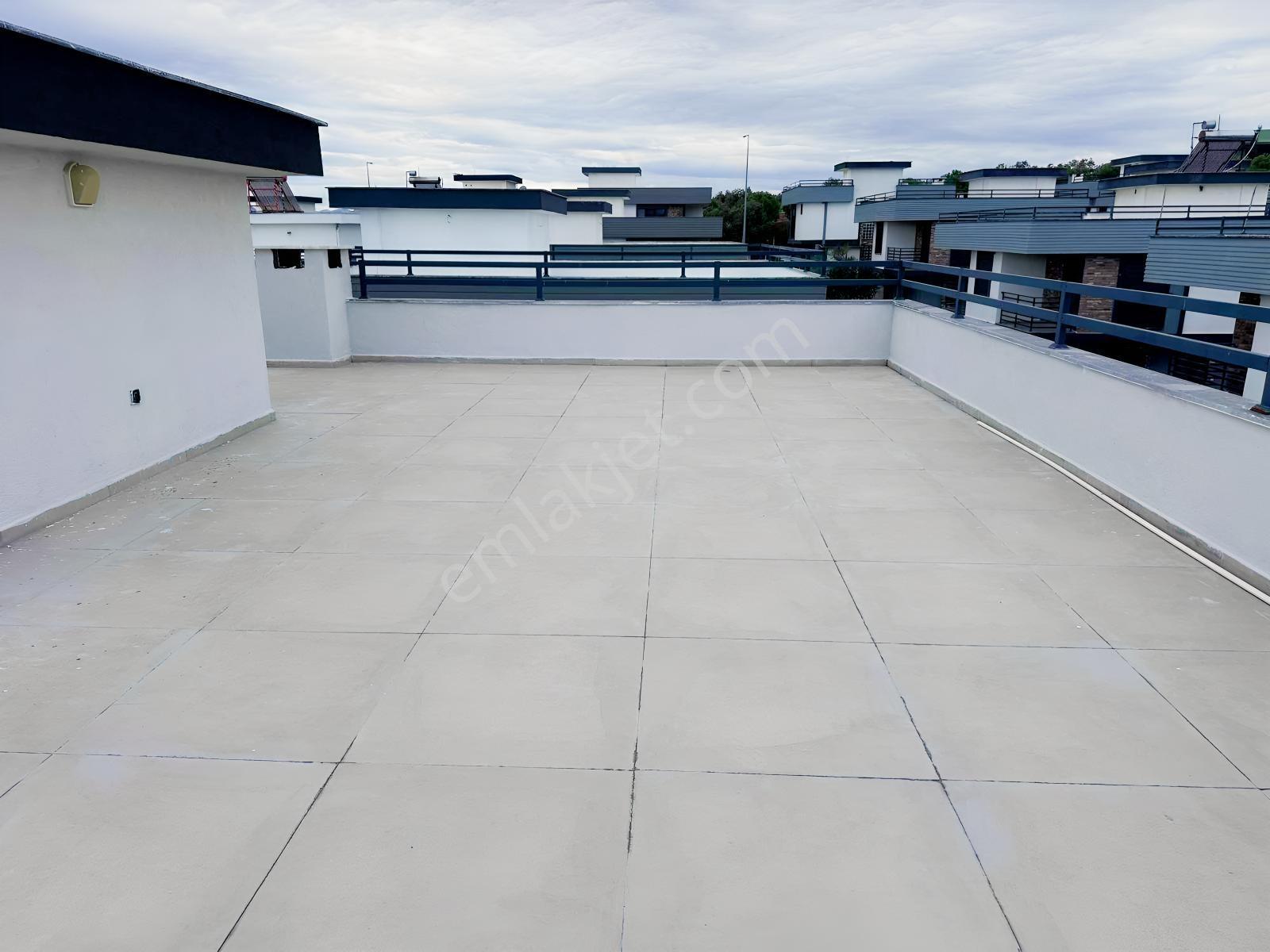 Site İçinde Denize Yakın Harika Konumda Büyük Kullanışlı Villa — fotoğraf 30