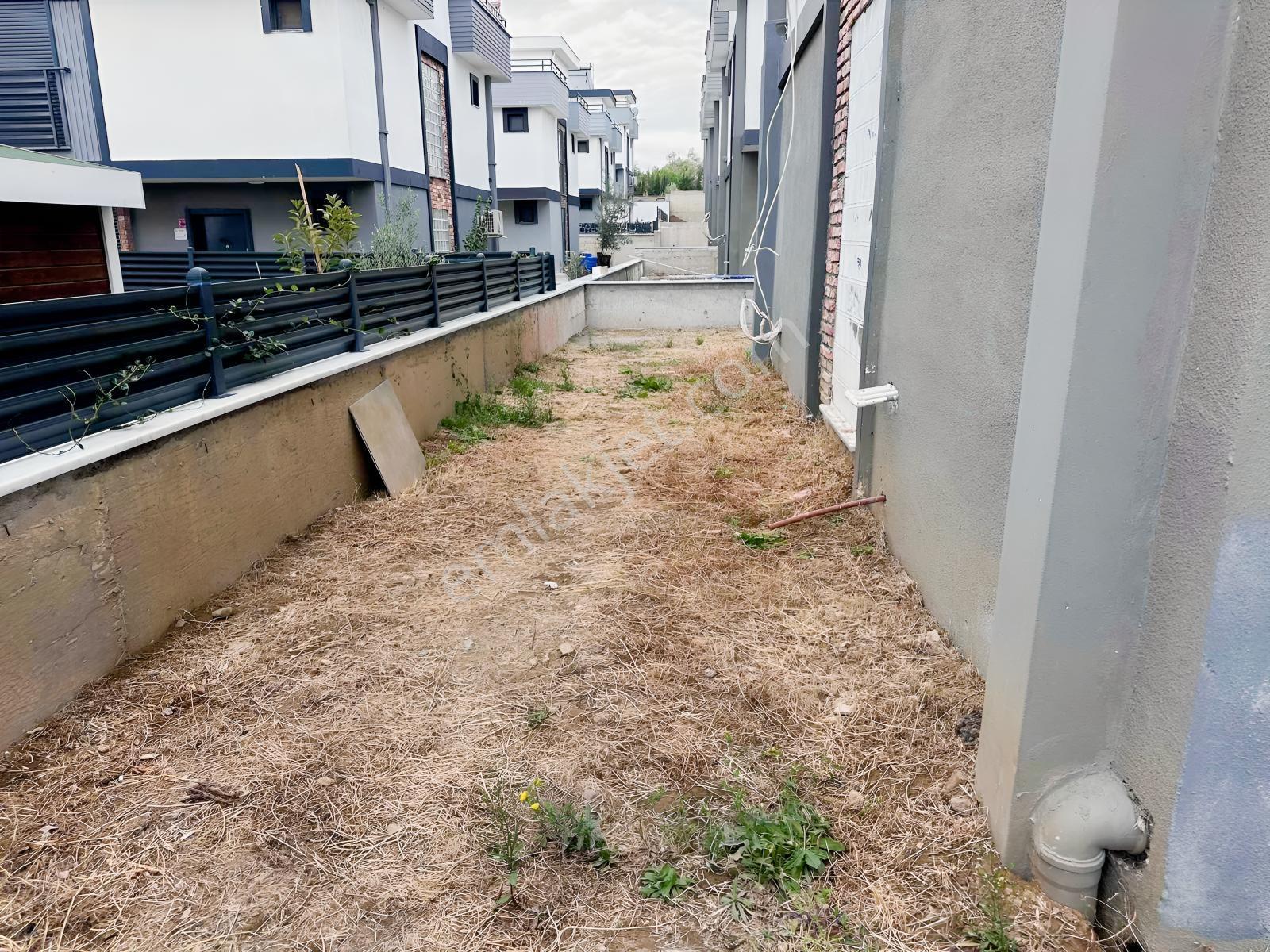 Site İçinde Denize Yakın Harika Konumda Büyük Kullanışlı Villa — fotoğraf 31