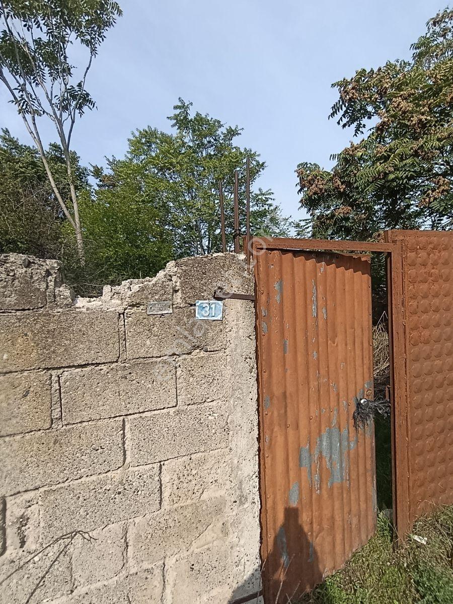 Kasreviden İcerisinde Ev Bulunan Ticari+Konut İmarlı 244M2 Arsa