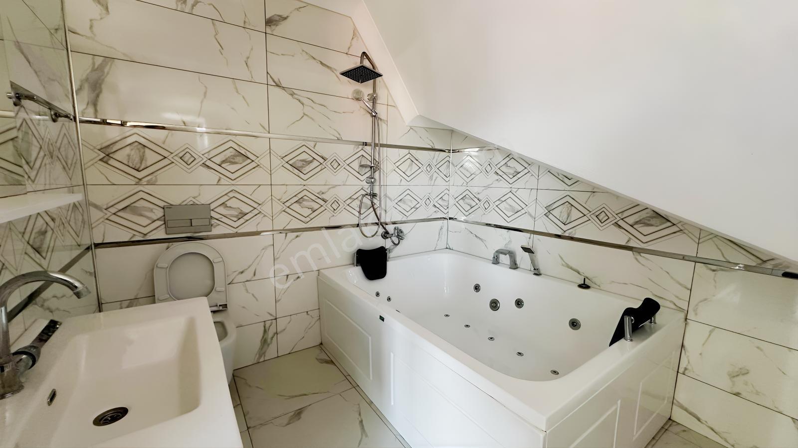 Balcıoğlundan Jakuzli Geniş Bahçeli İskanlı Kş Bahçeli 4+1 Villa — fotoğraf 19