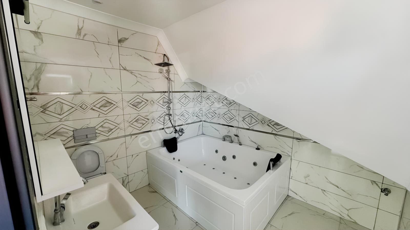 Balcıoğlundan Jakuzli Geniş Bahçeli İskanlı Kş Bahçeli 4+1 Villa — fotoğraf 22