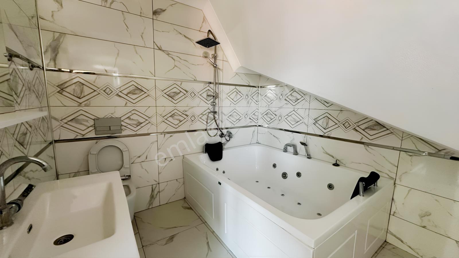 Balcıoğlundan Jakuzli Geniş Bahçeli İskanlı Kş Bahçeli 4+1 Villa — fotoğraf 23
