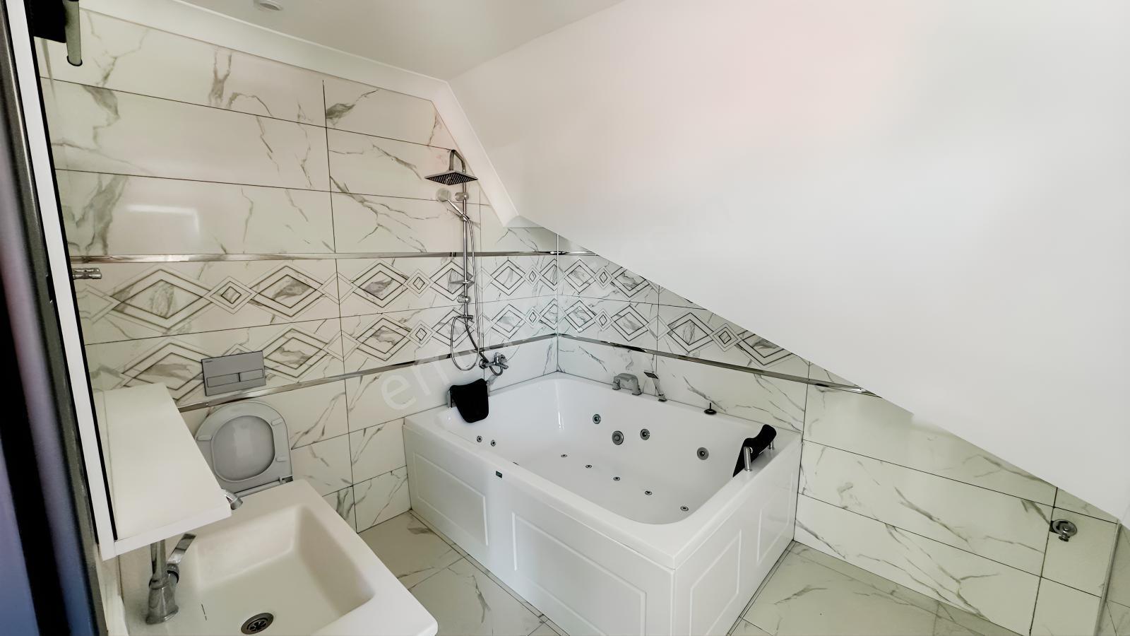 Balcıoğlundan Jakuzli Geniş Bahçeli İskanlı Kş Bahçeli 4+1 Villa — fotoğraf 28