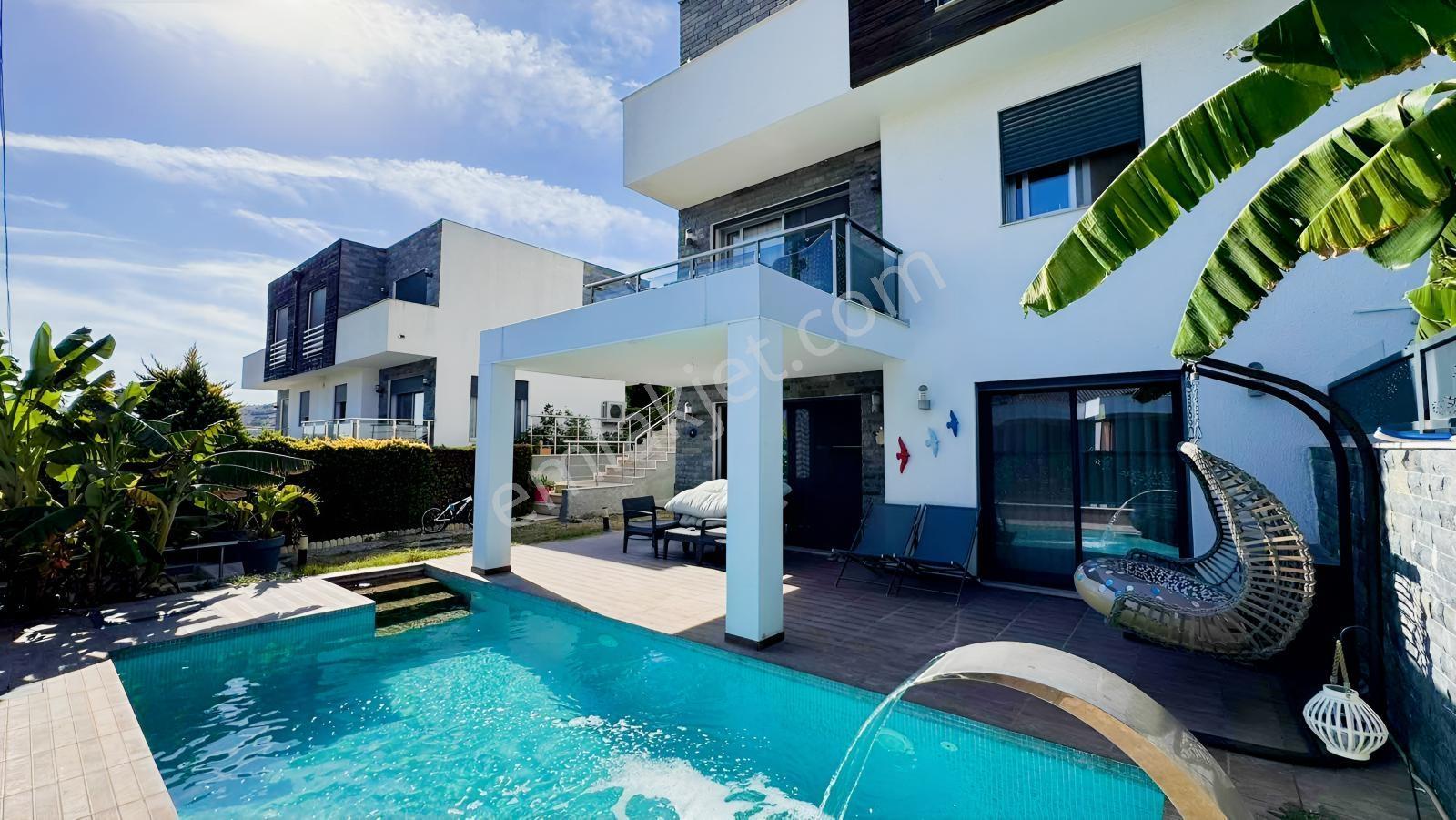 Yiğit Gayrimenkul'Den Çeşme Merkezde Tripleks Havuzlu Villa