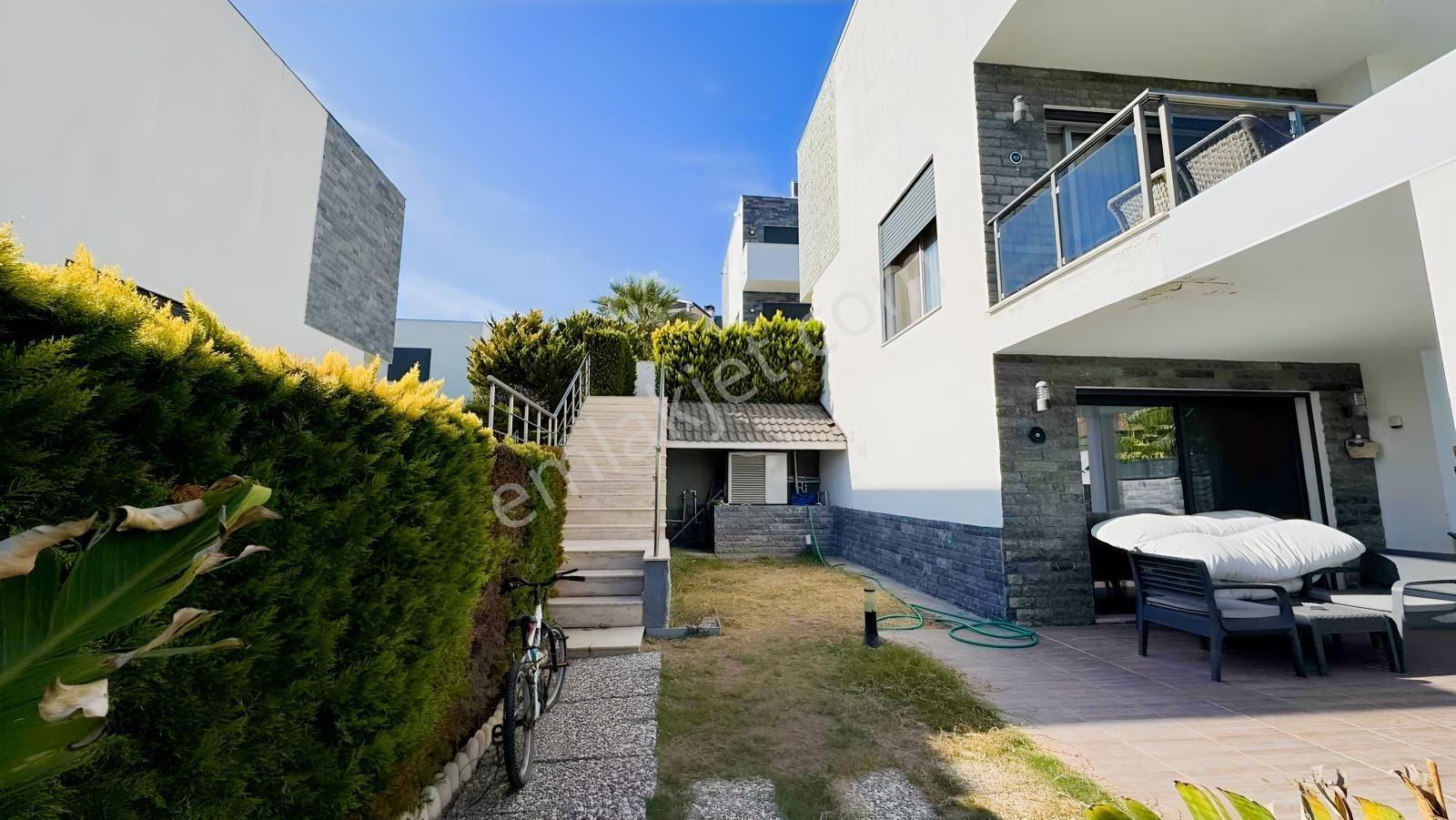 Yiğit Gayrimenkul'den Çeşme Merkezde Tripleks Havuzlu Villa — fotoğraf 2