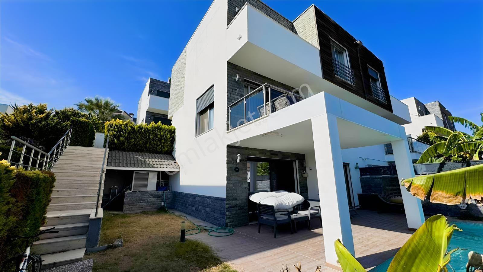 Yiğit Gayrimenkul'den Çeşme Merkezde Tripleks Havuzlu Villa — fotoğraf 3