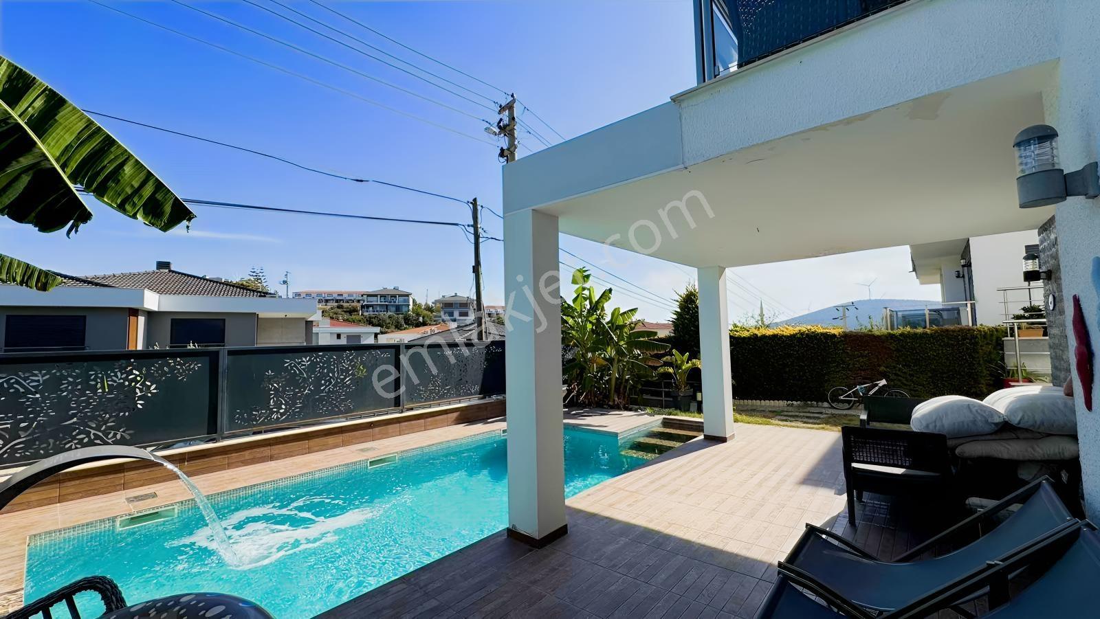Yiğit Gayrimenkul'den Çeşme Merkezde Tripleks Havuzlu Villa — fotoğraf 5