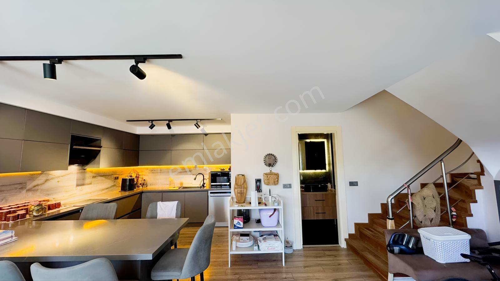 Yiğit Gayrimenkul'den Çeşme Merkezde Tripleks Havuzlu Villa — fotoğraf 9
