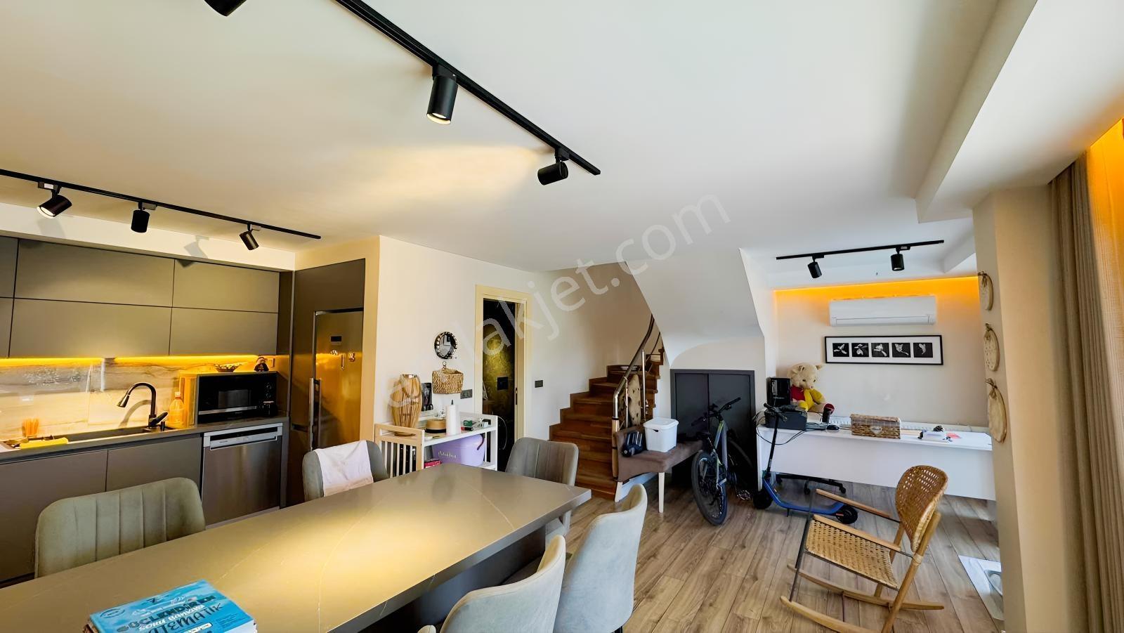 Yiğit Gayrimenkul'den Çeşme Merkezde Tripleks Havuzlu Villa — fotoğraf 10