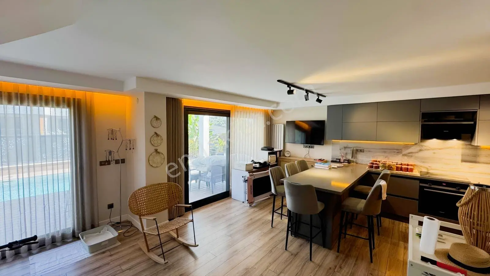 Yiğit Gayrimenkul'den Çeşme Merkezde Tripleks Havuzlu Villa — fotoğraf 12